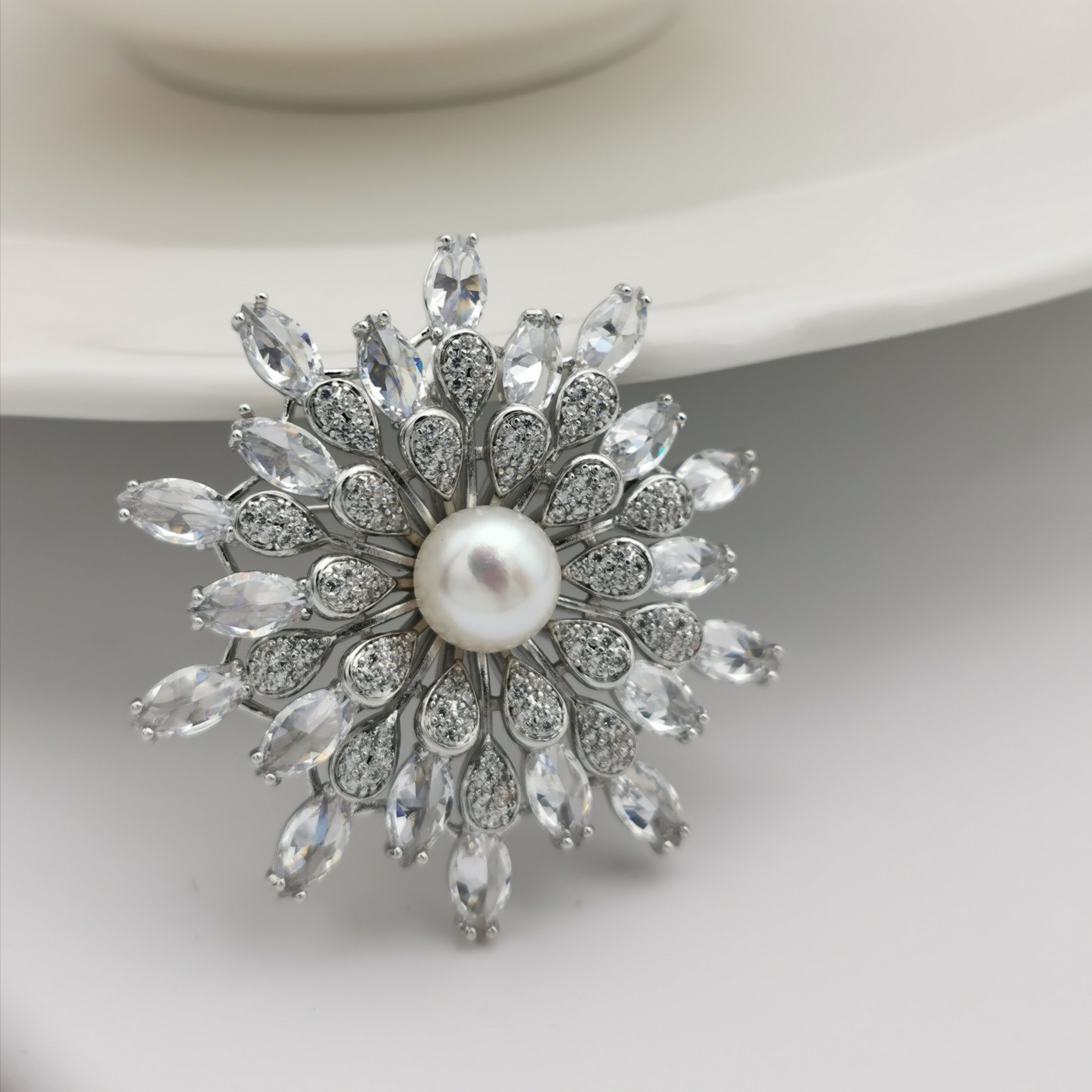 Luxury flower sparkle freshwater pearl brooch/pendant