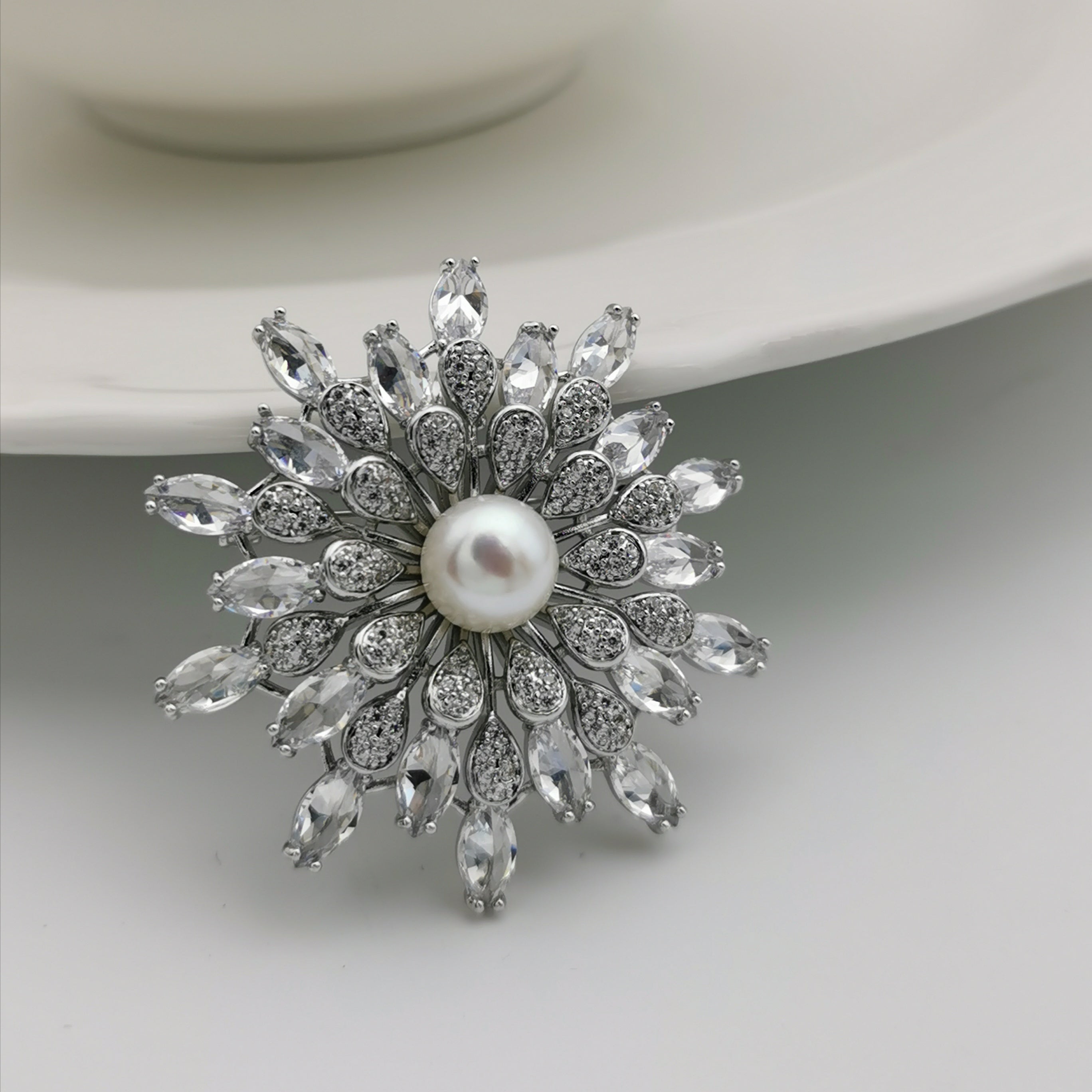 Luxury flower sparkle freshwater pearl brooch/pendant