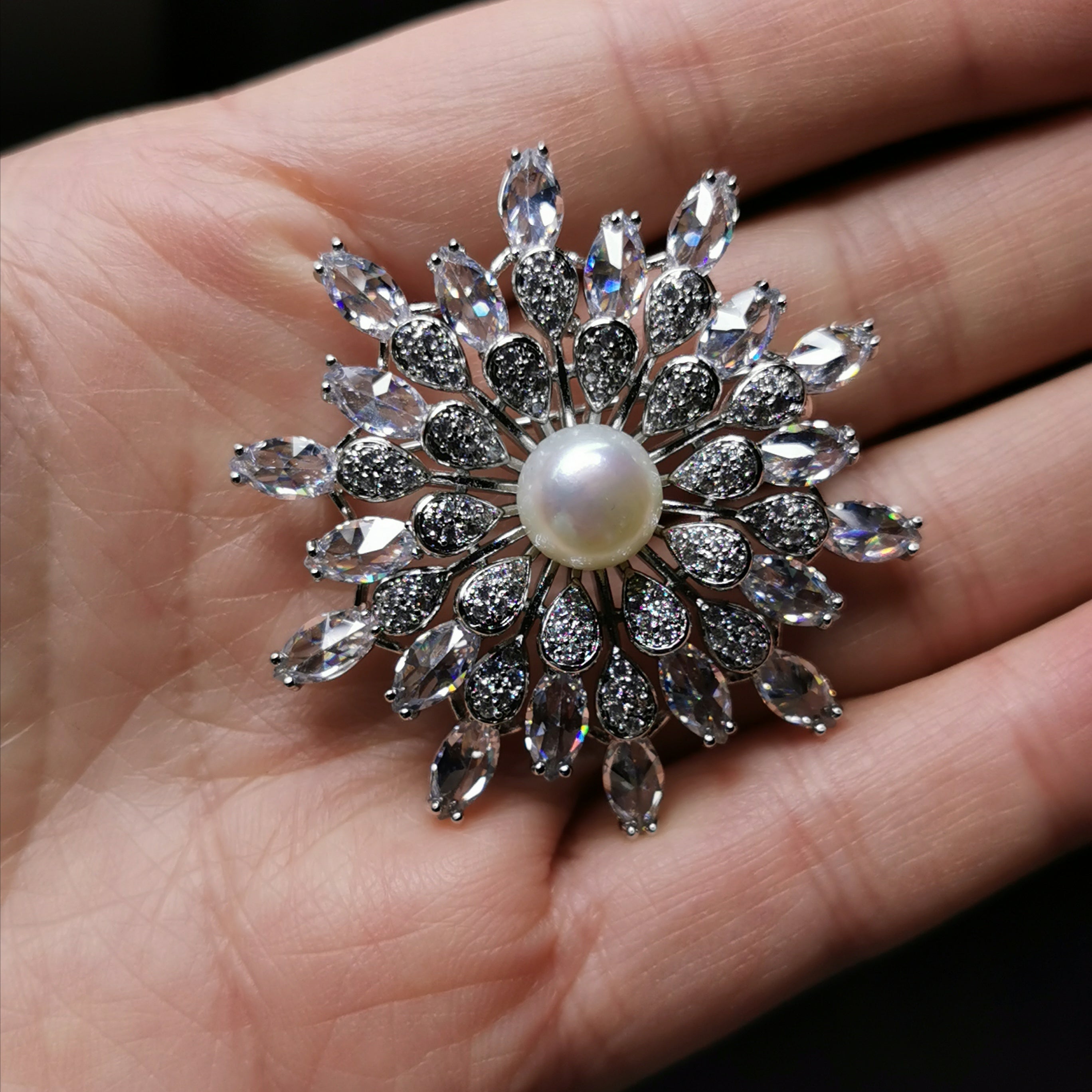 Luxury flower sparkle freshwater pearl brooch/pendant