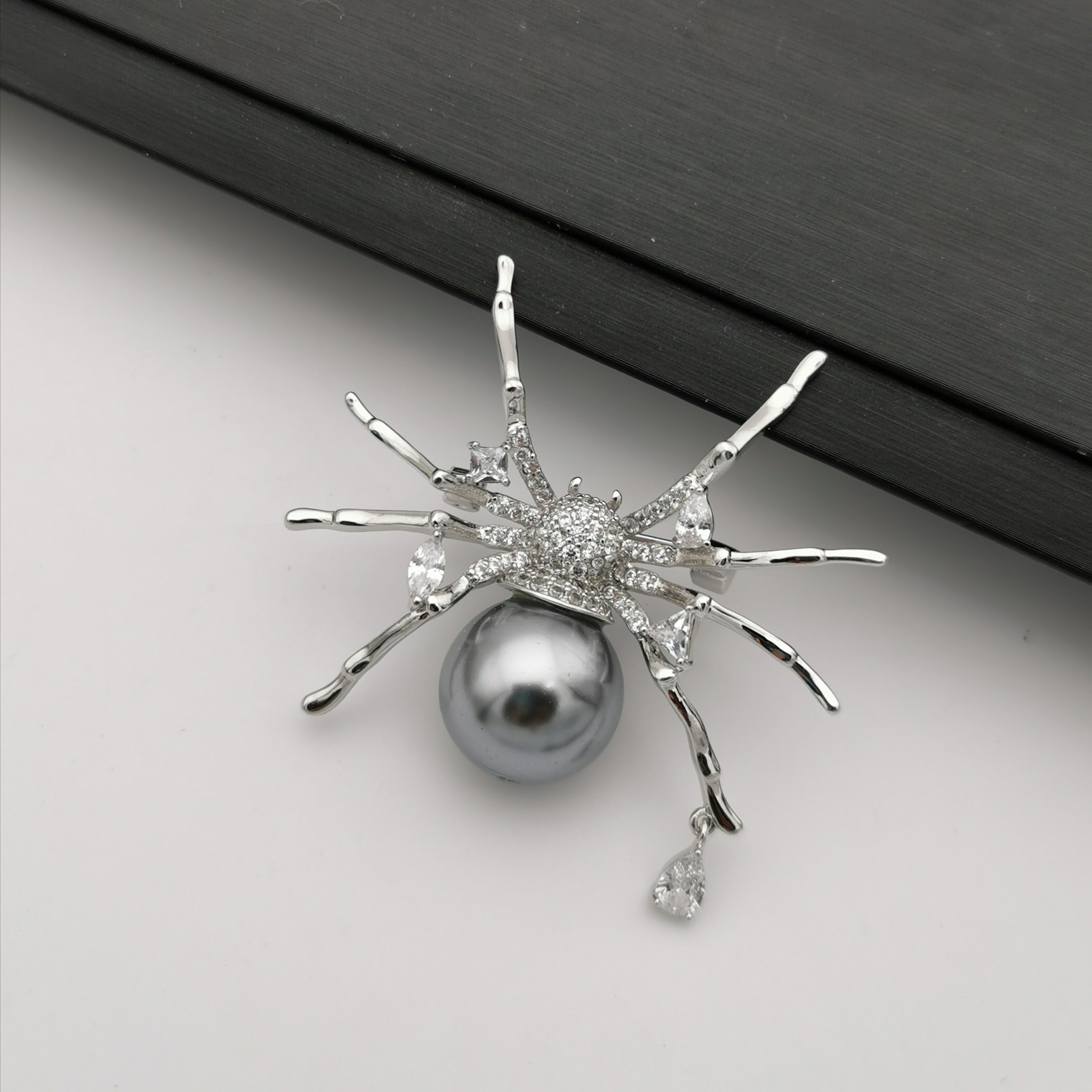 Spider 16mm sea shell pearl brooch