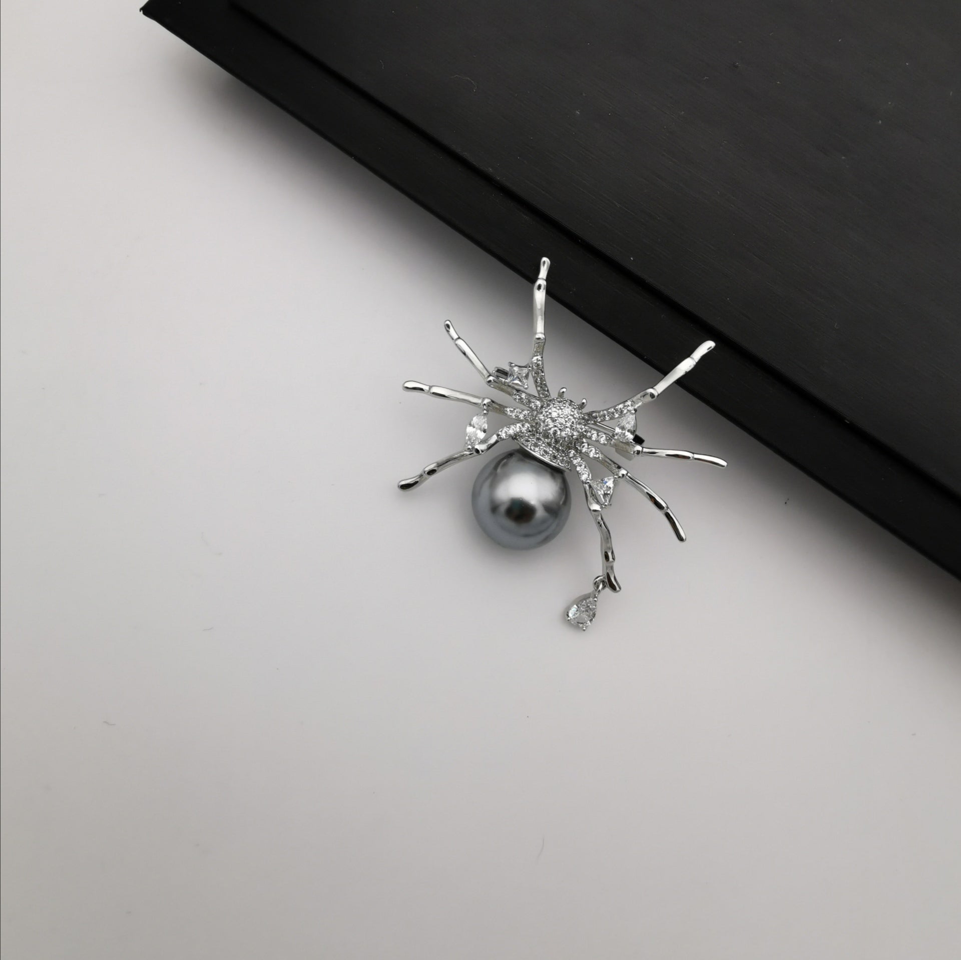 Spider 16mm sea shell pearl brooch