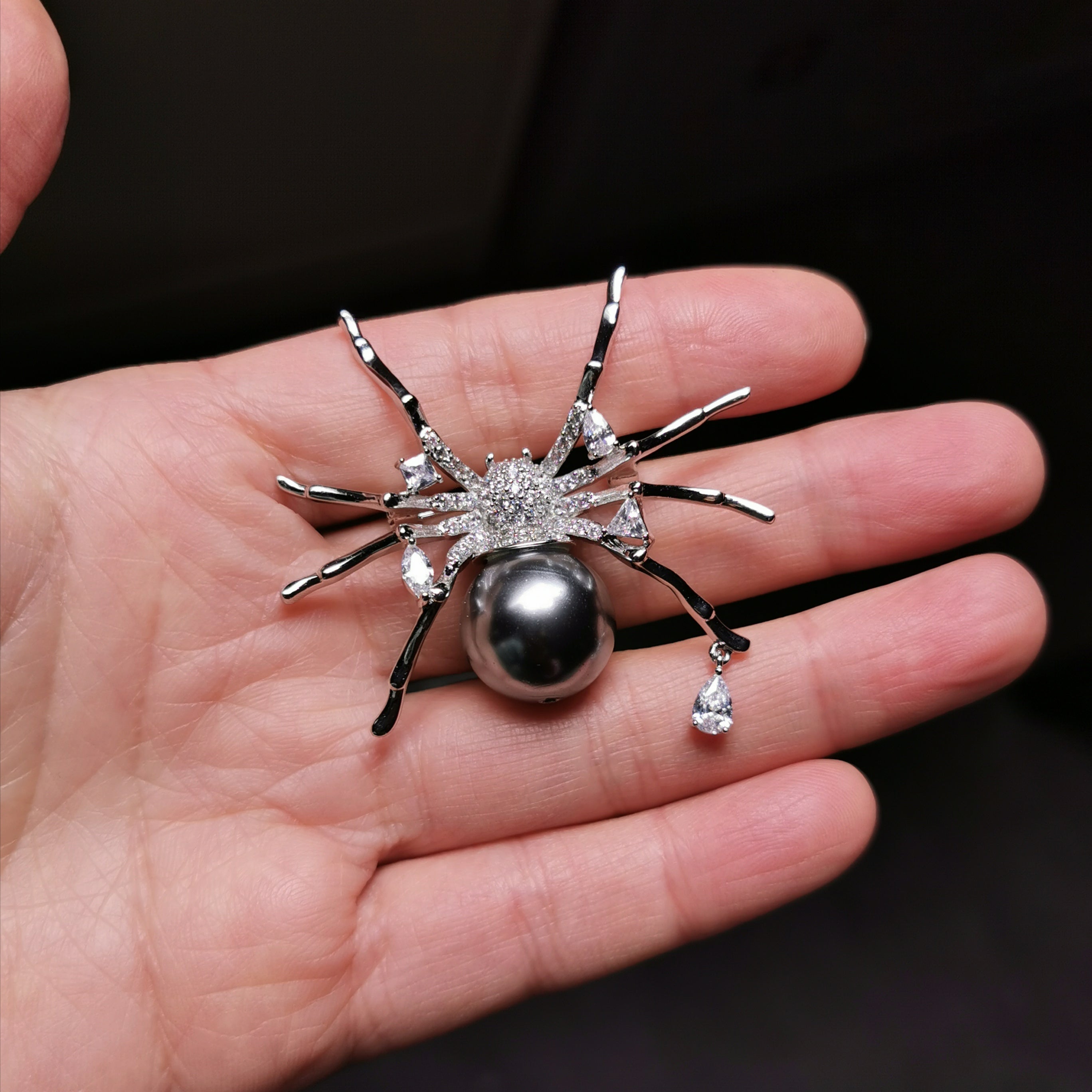 Spider 16mm sea shell pearl brooch