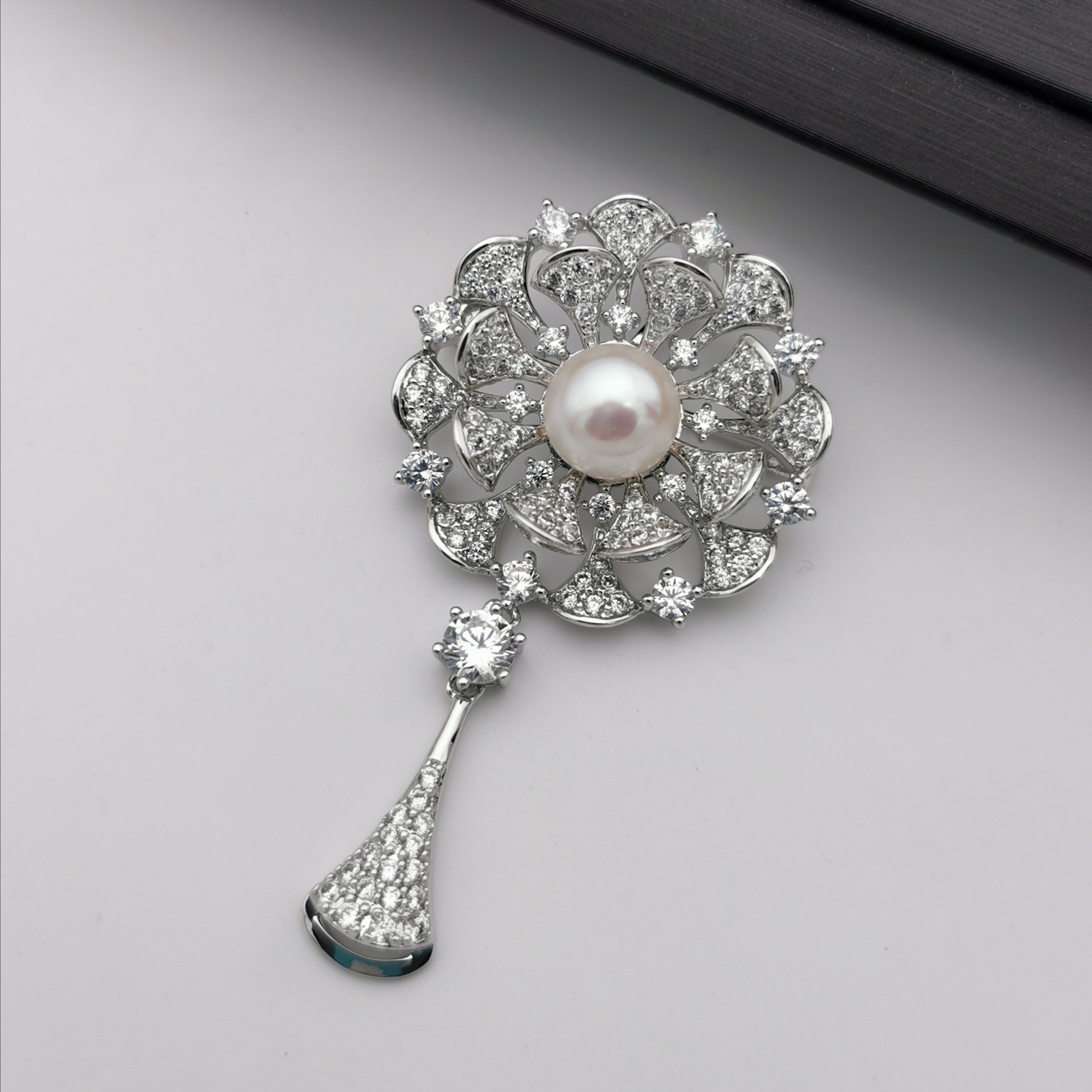 Elegant vintage freshwater brooch/pendant