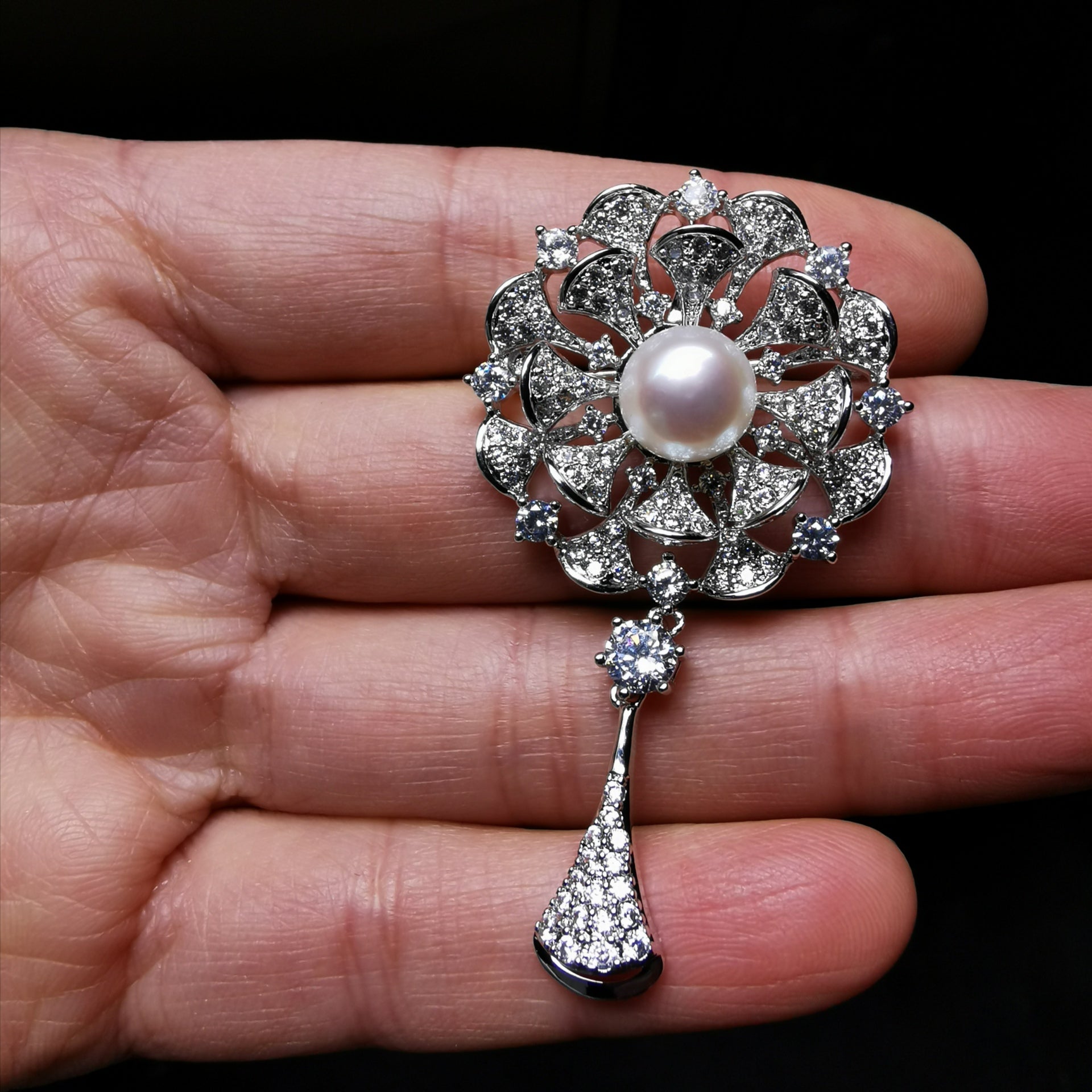 Elegant vintage freshwater brooch/pendant