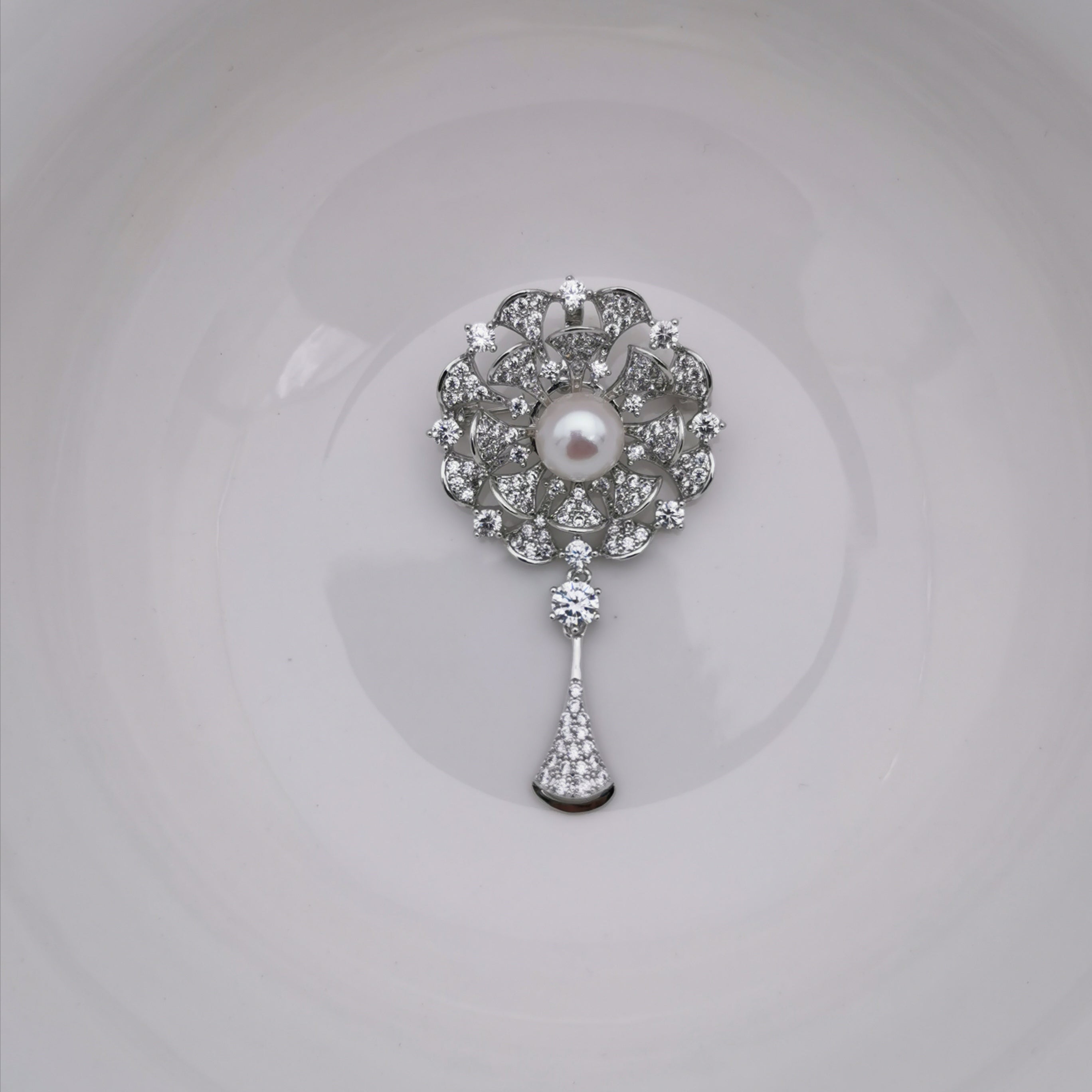 Elegant vintage freshwater brooch/pendant