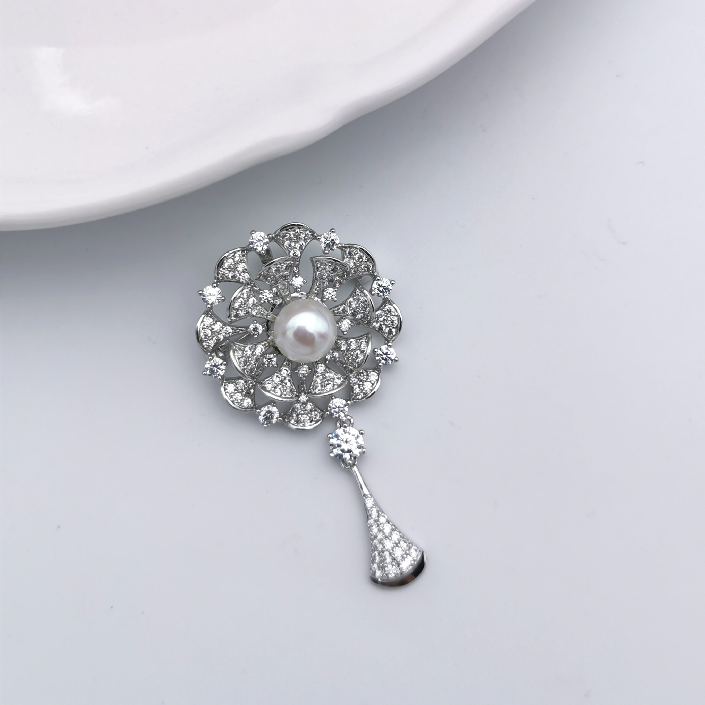 Elegant vintage freshwater brooch/pendant