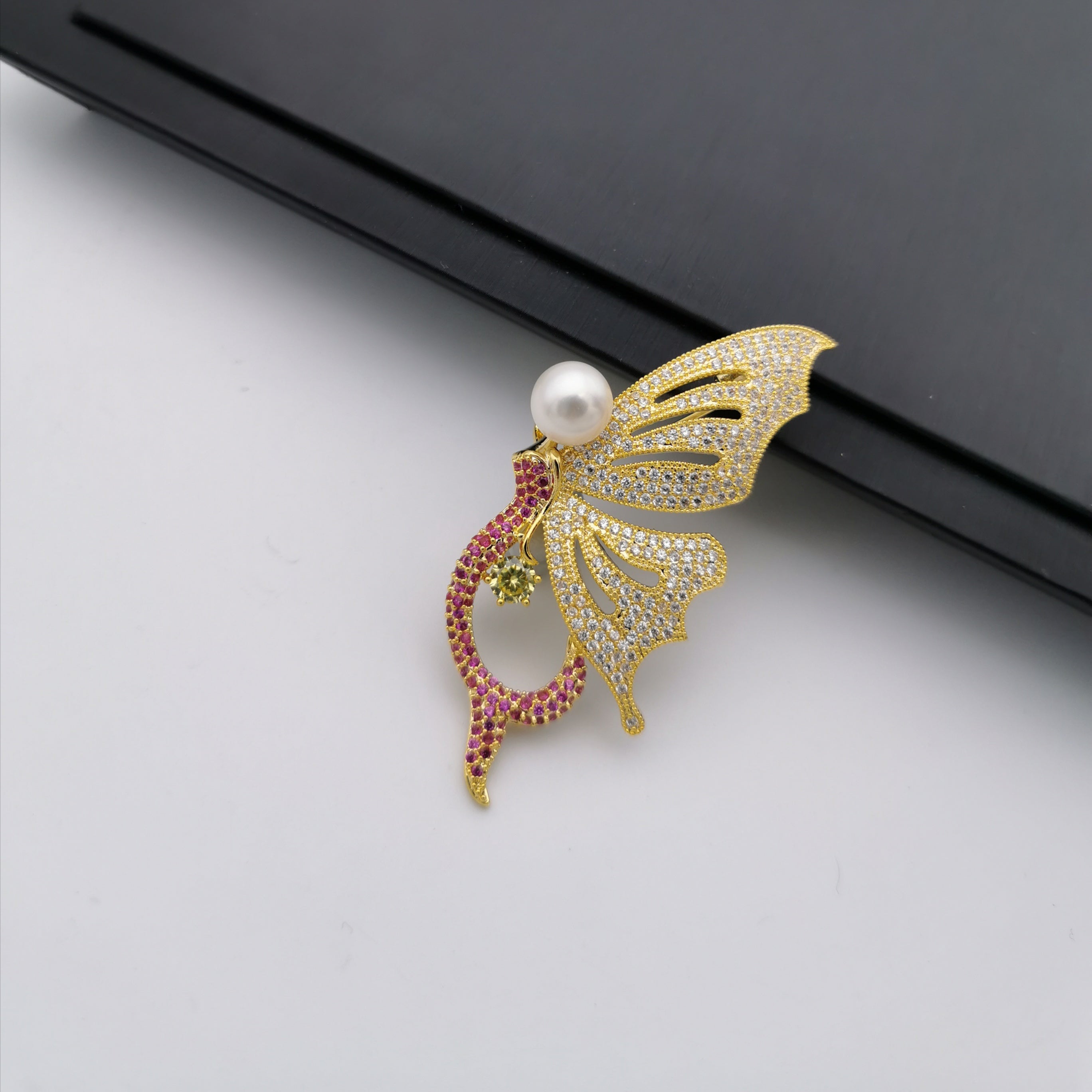 Delicate Mermaid freshwater pearl brooch/pendant