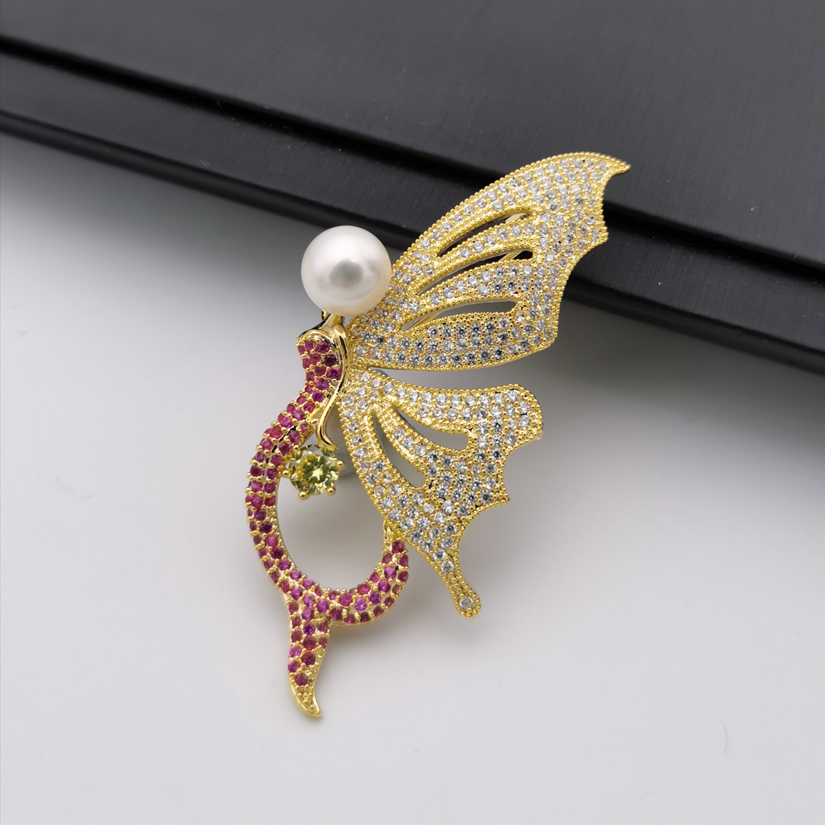 Delicate Mermaid freshwater pearl brooch/pendant