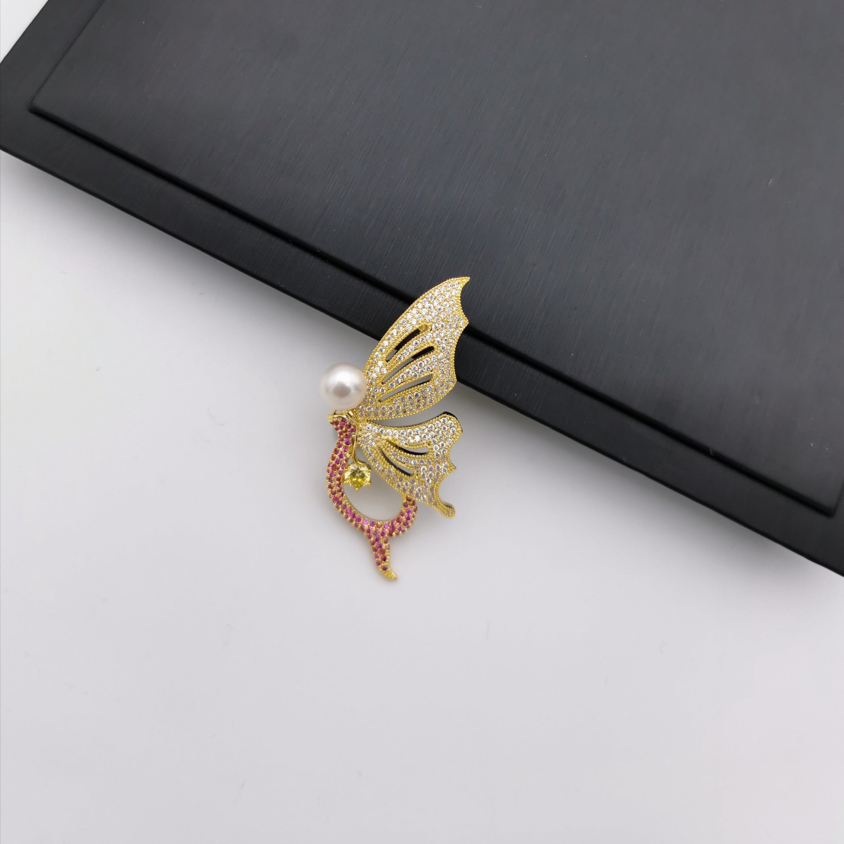 Delicate Mermaid freshwater pearl brooch/pendant