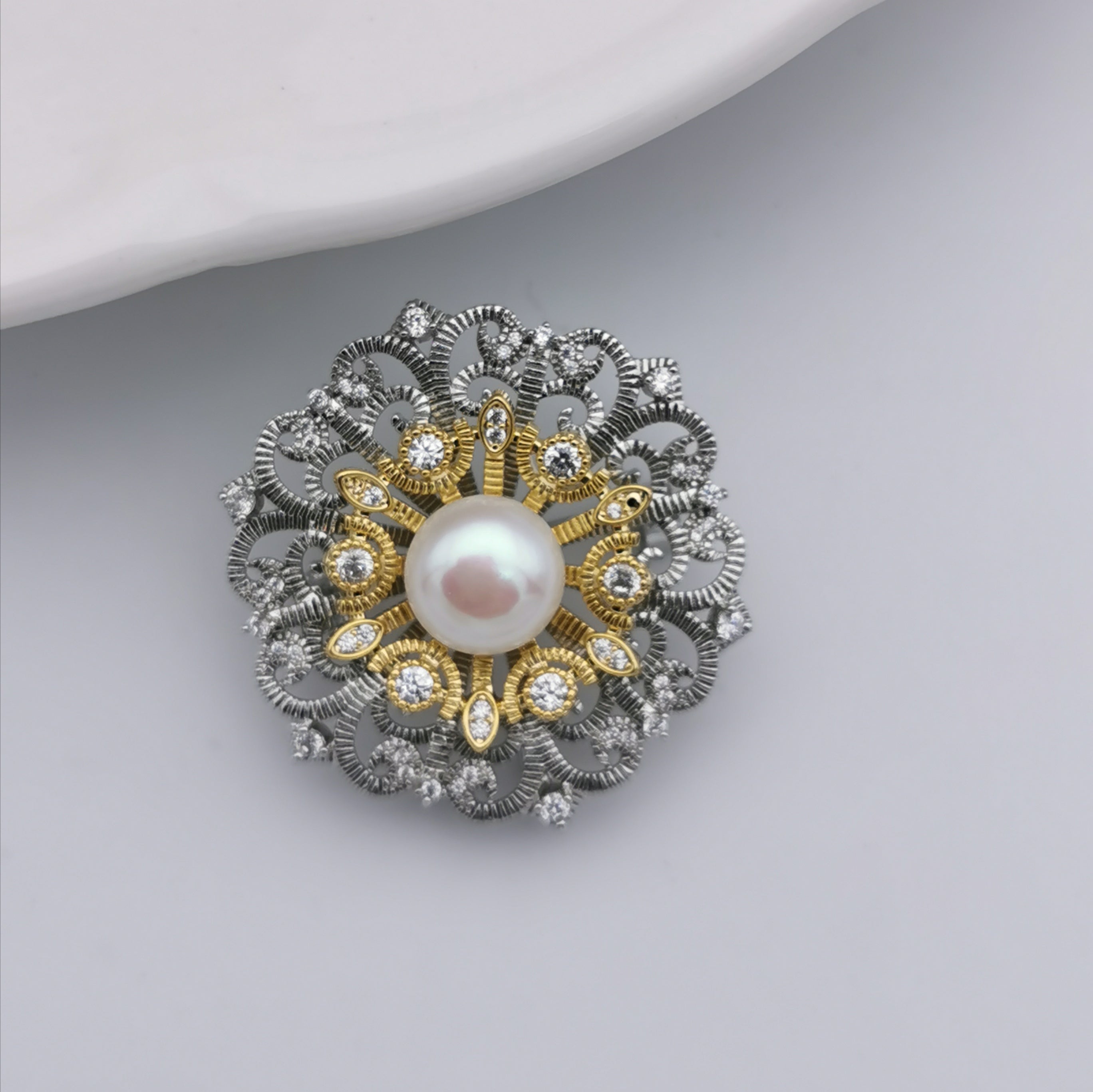 Elegant flower freshwater brooch/pendant