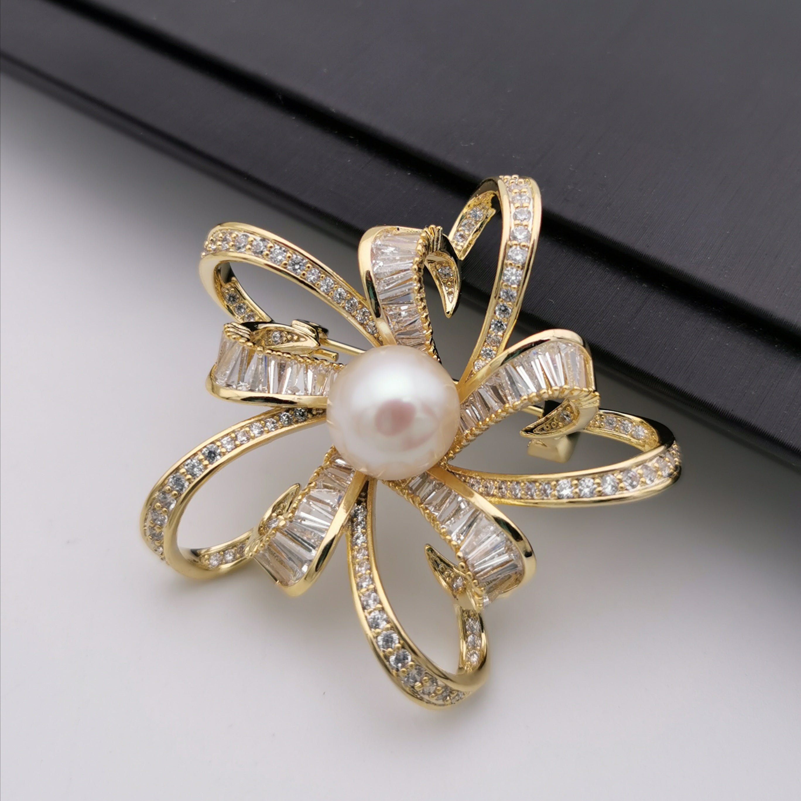 Flower freshwater pearl brooch/pendant