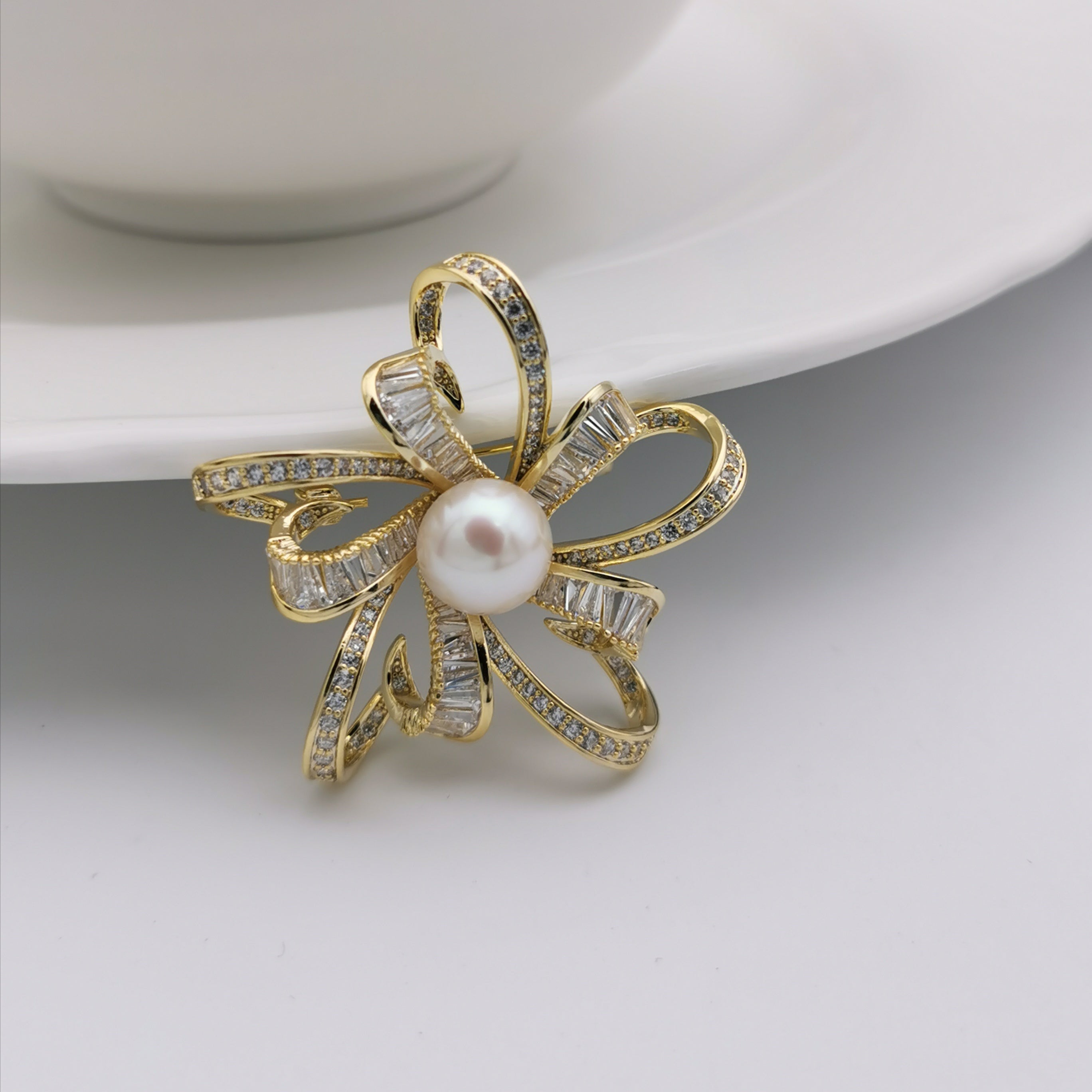 Flower freshwater pearl brooch/pendant