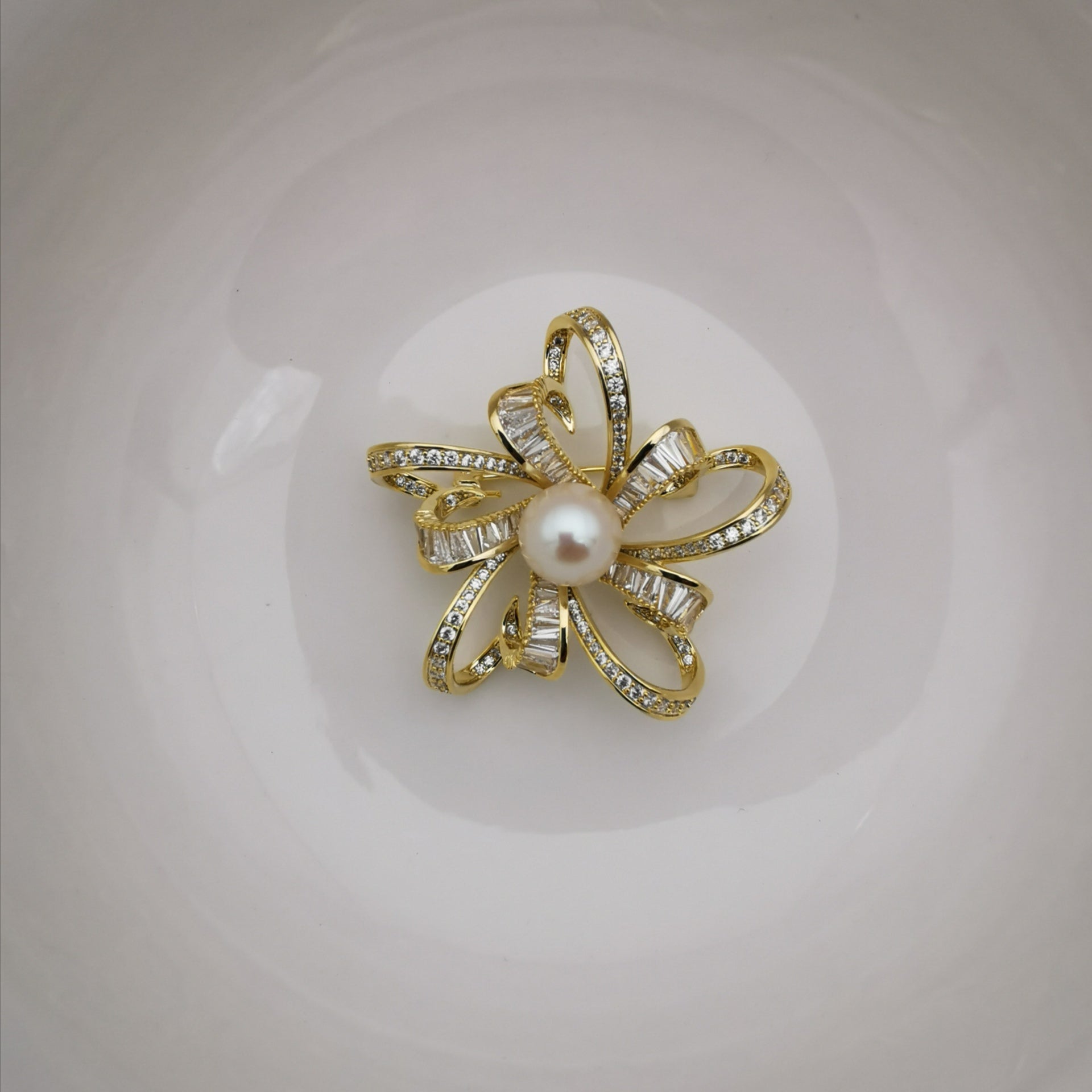 Flower freshwater pearl brooch/pendant
