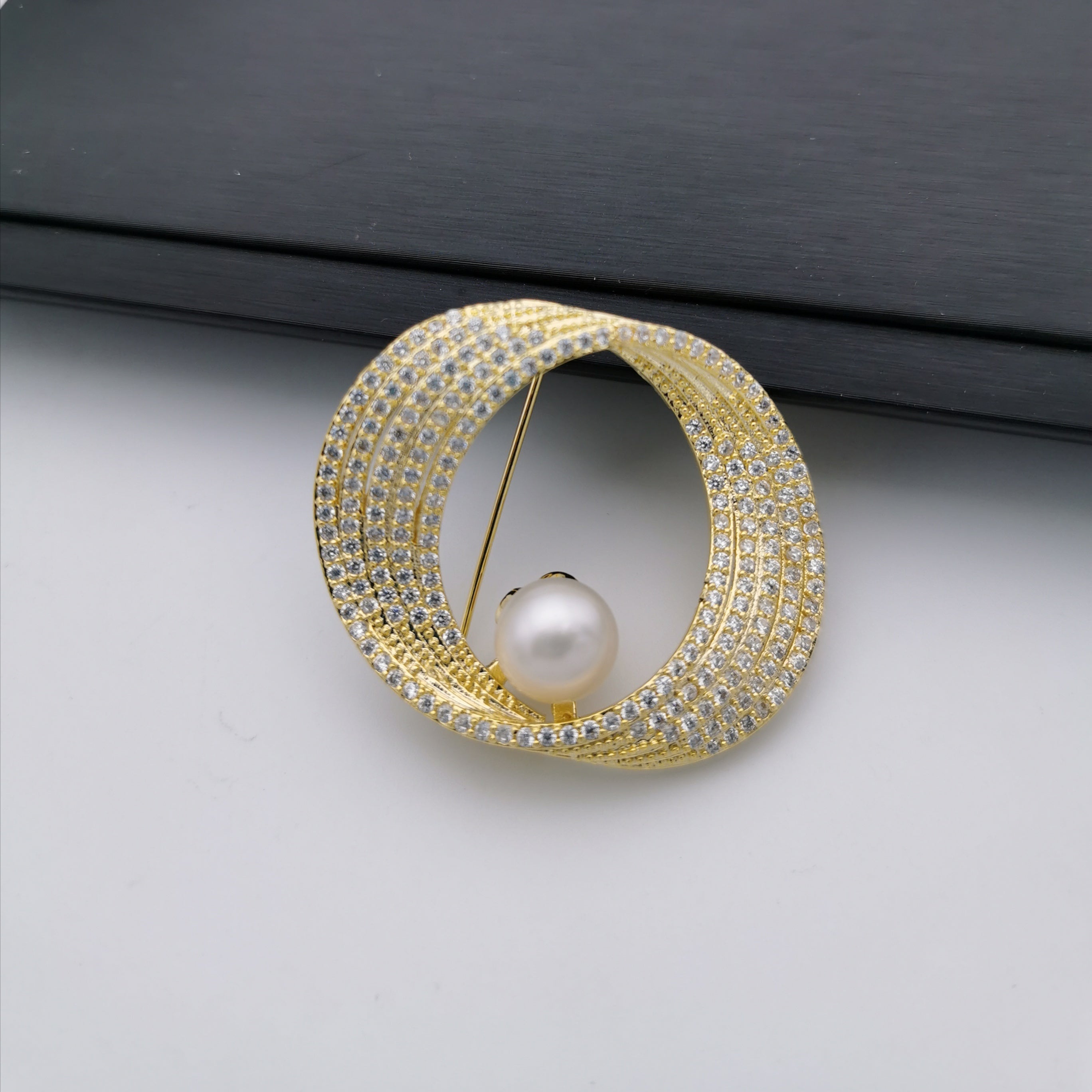 Cycle freshwater pearl brooch/pendant