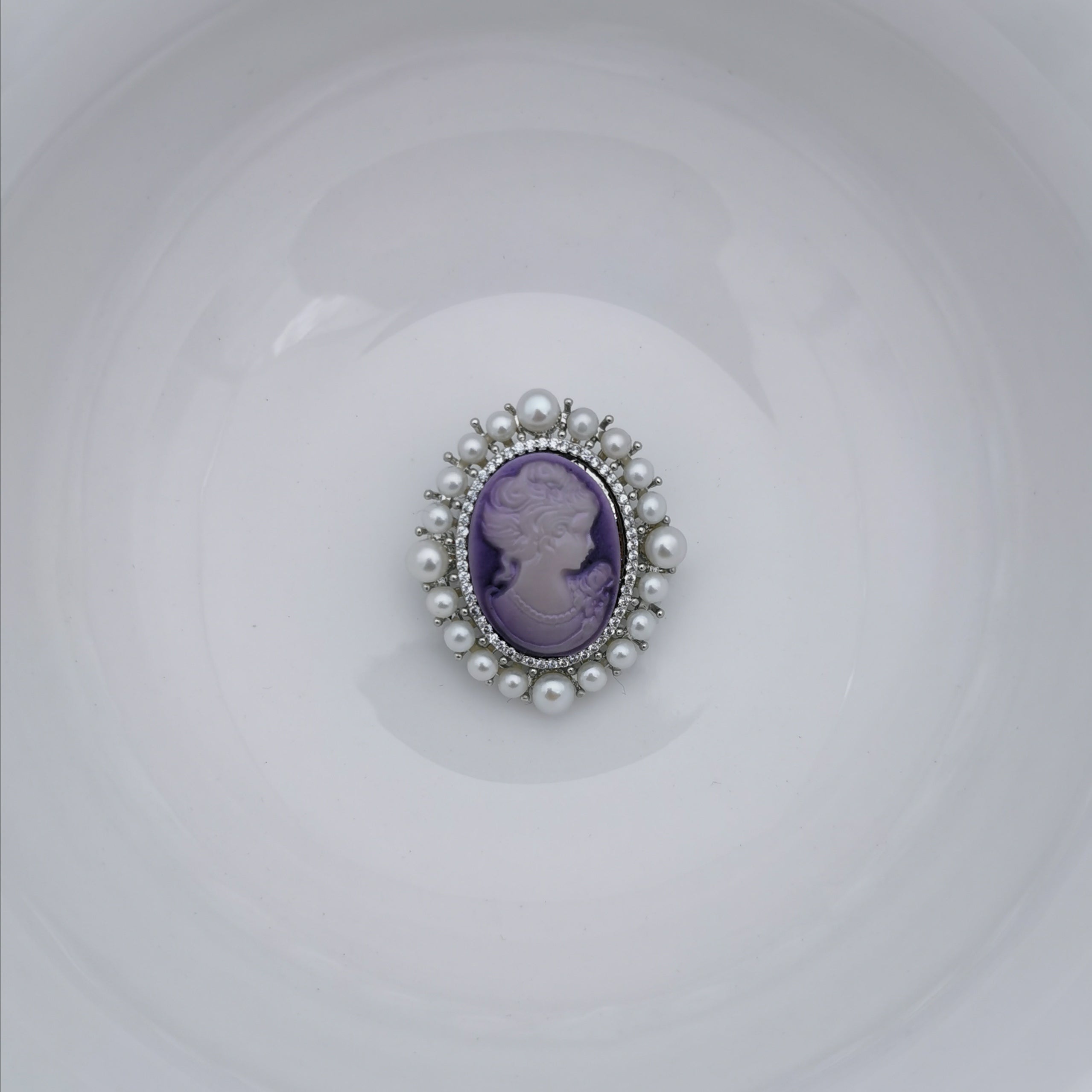 Vintage freshwater pearl cameo brooch/pendant
