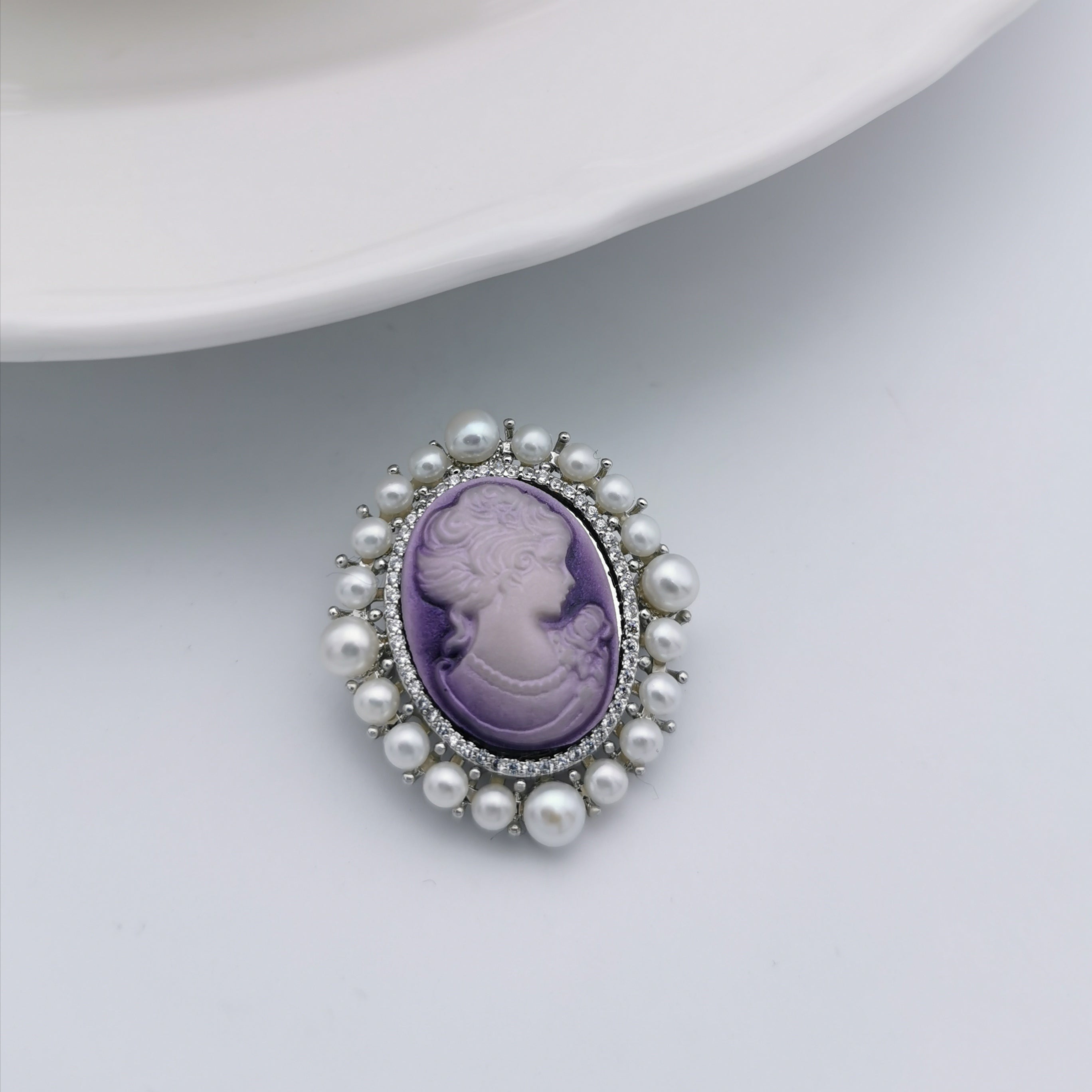 Vintage freshwater pearl cameo brooch/pendant