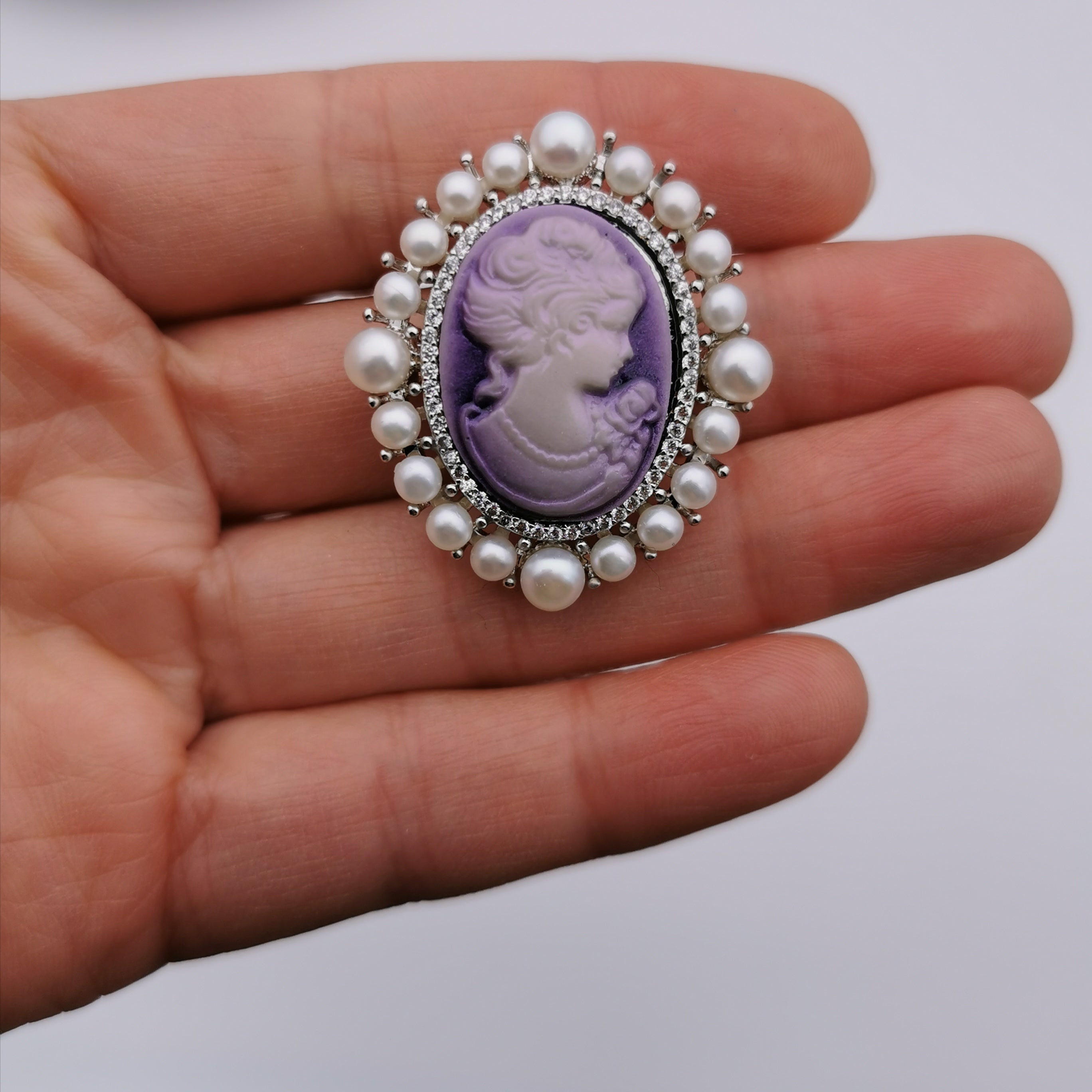 Vintage freshwater pearl cameo brooch/pendant