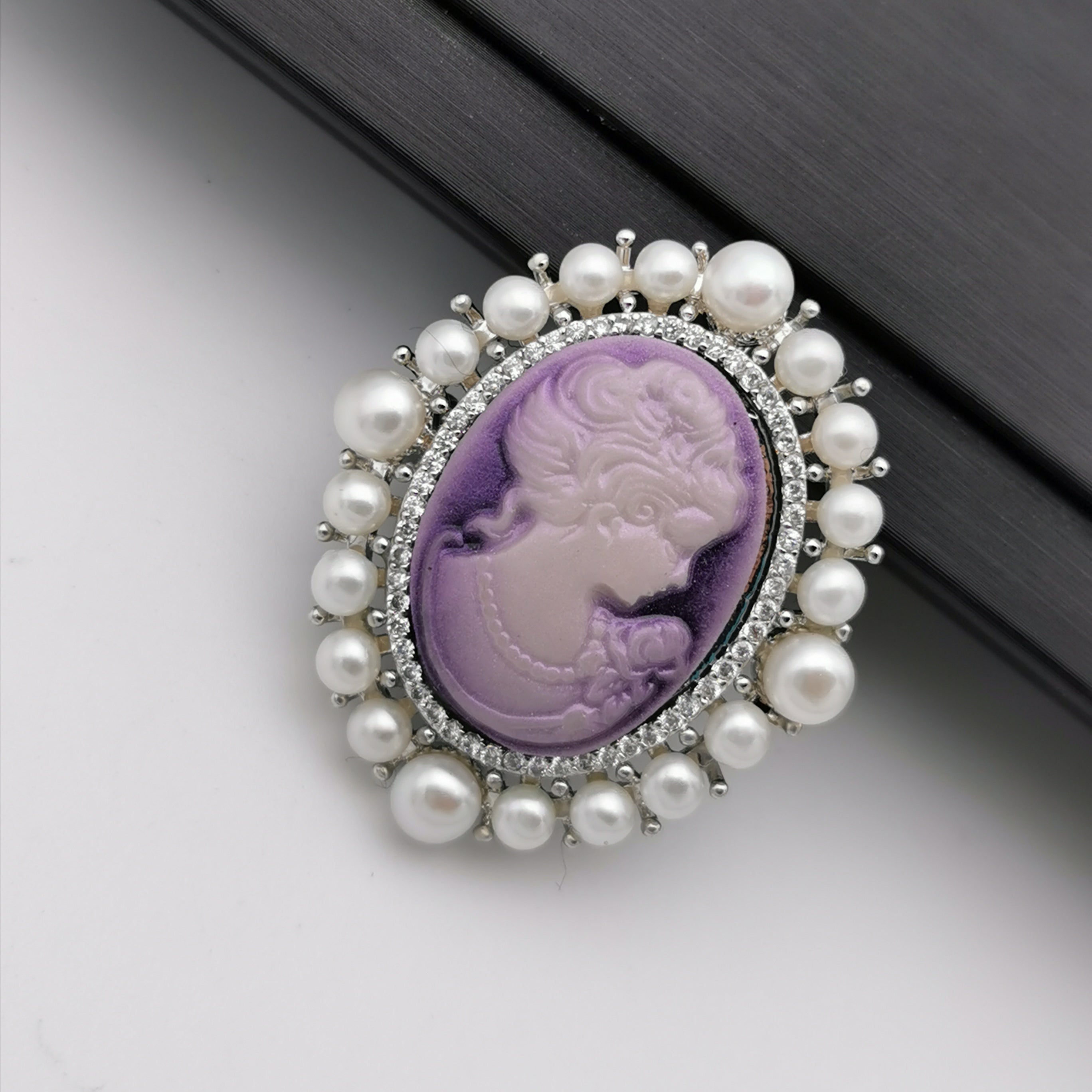 Vintage freshwater pearl cameo brooch/pendant