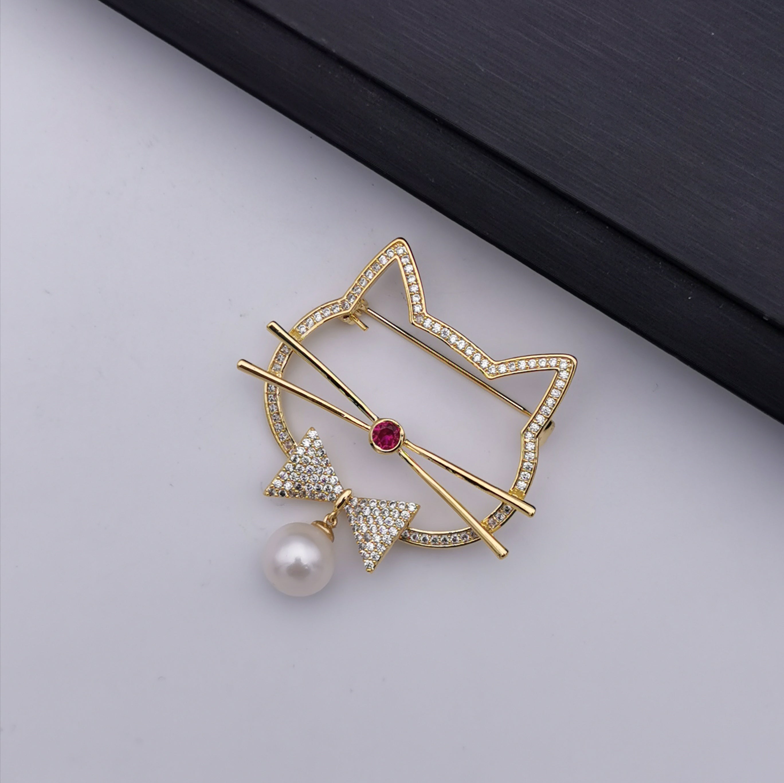 Fashion cute cat freshwater pearl brooch