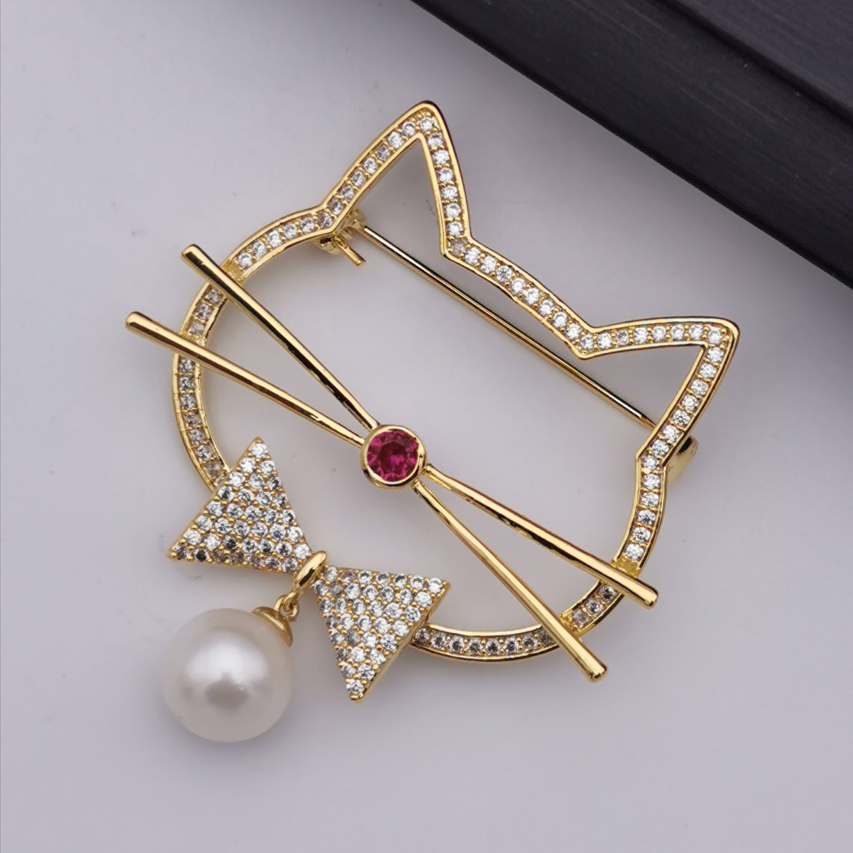Fashion cute cat freshwater pearl brooch