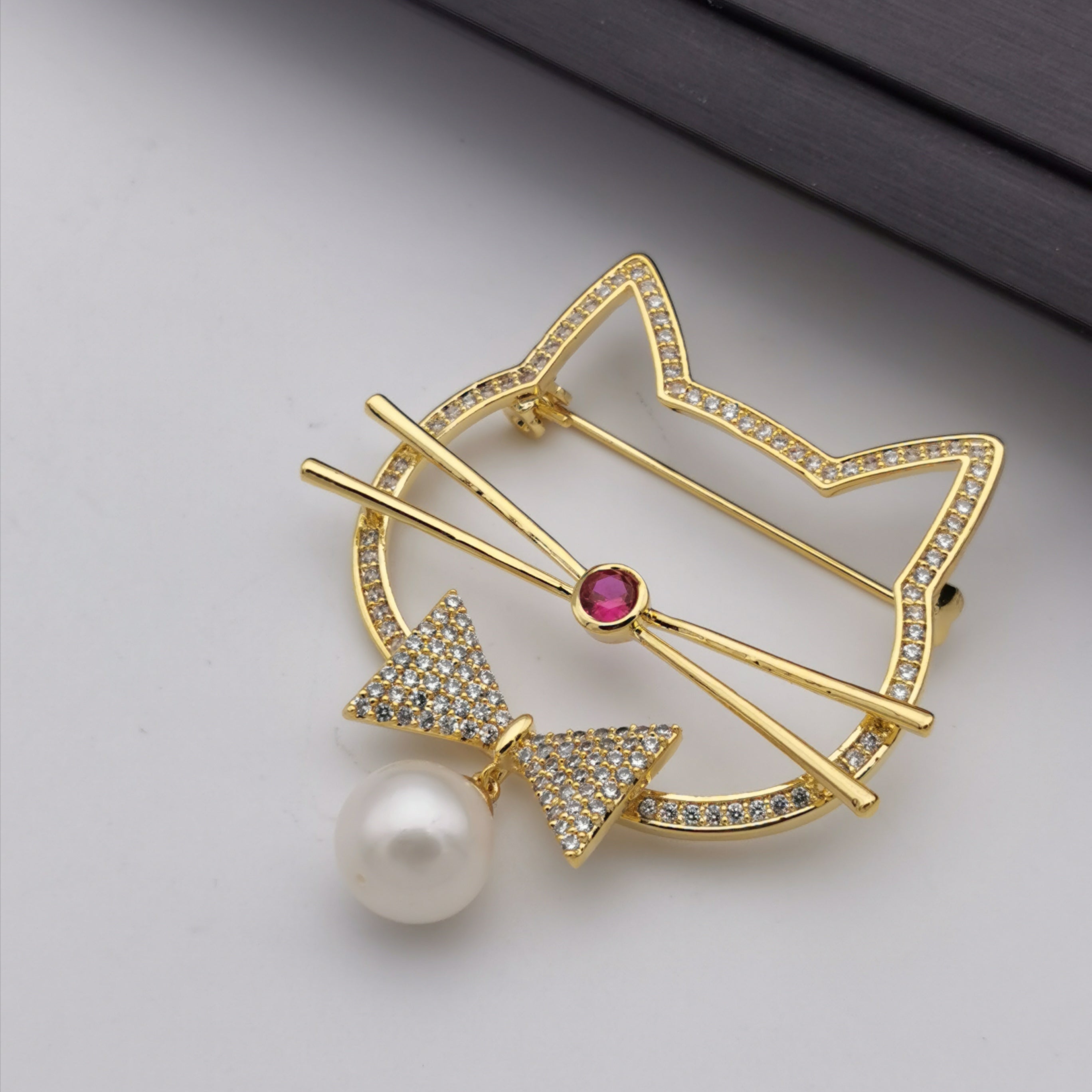 Fashion cute cat freshwater pearl brooch