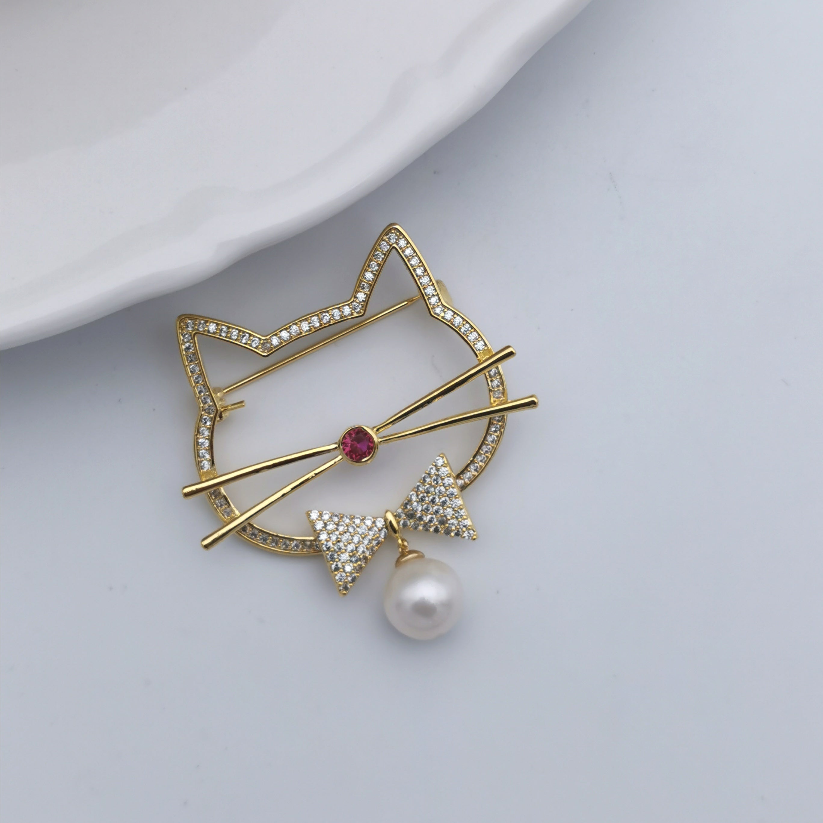 Fashion cute cat freshwater pearl brooch
