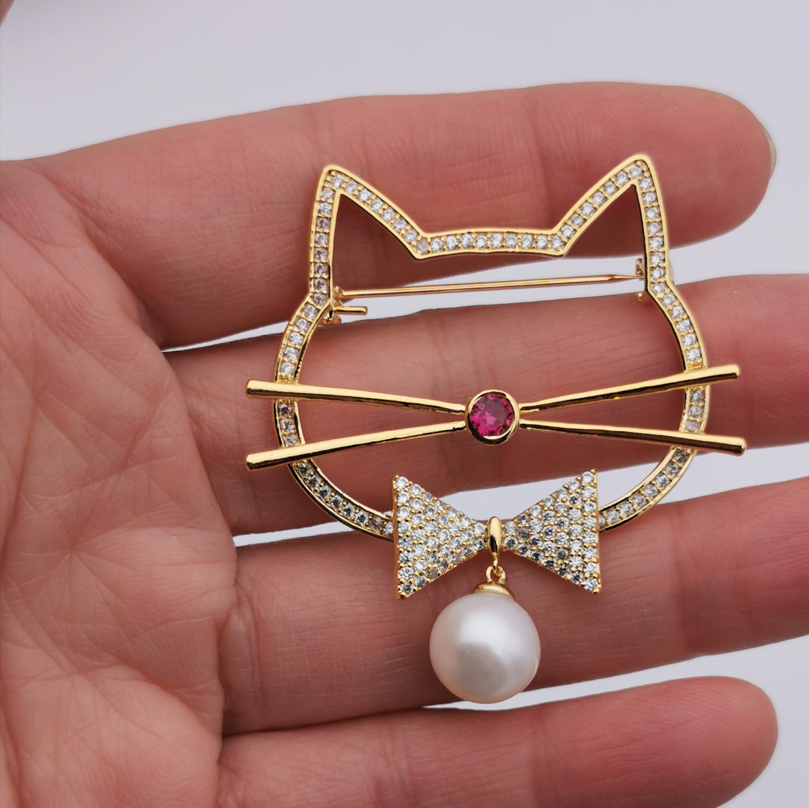 Fashion cute cat freshwater pearl brooch