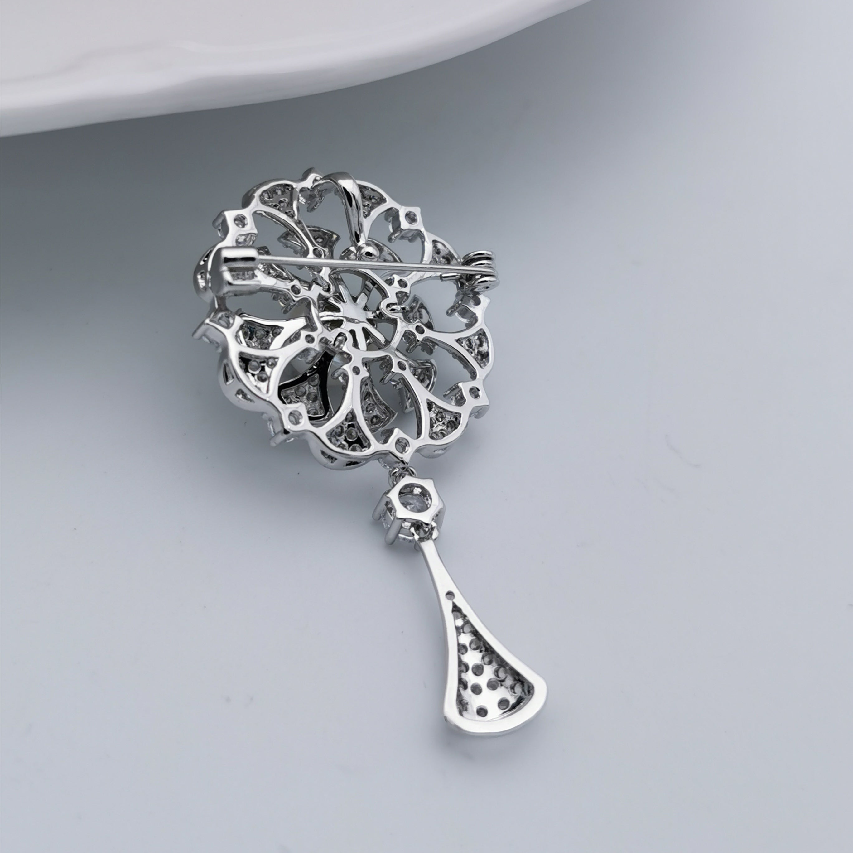 Elegant vintage freshwater brooch/pendant