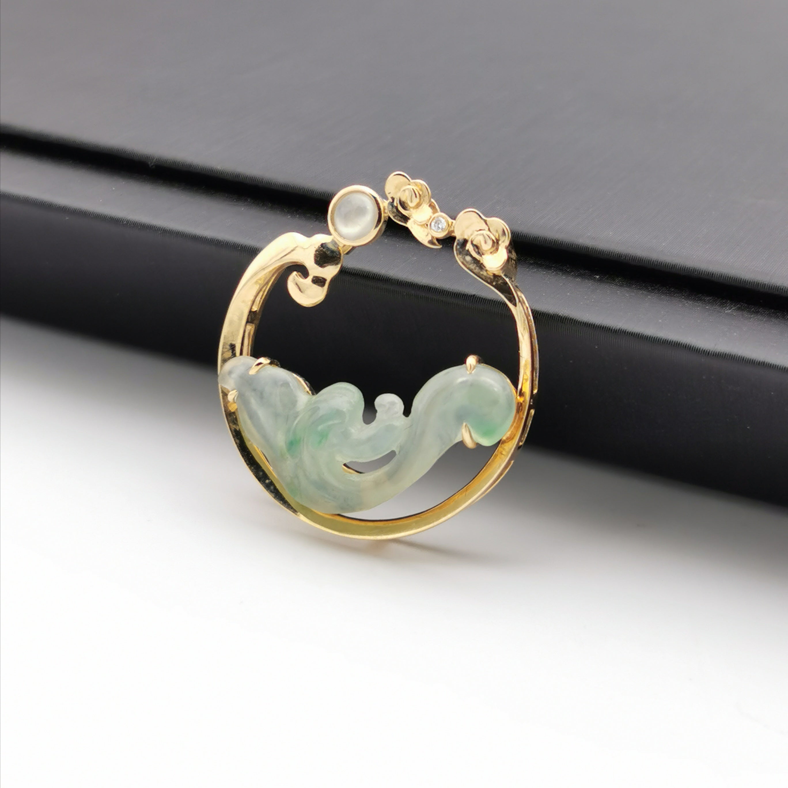 18ct good with ice jade diamond pendant