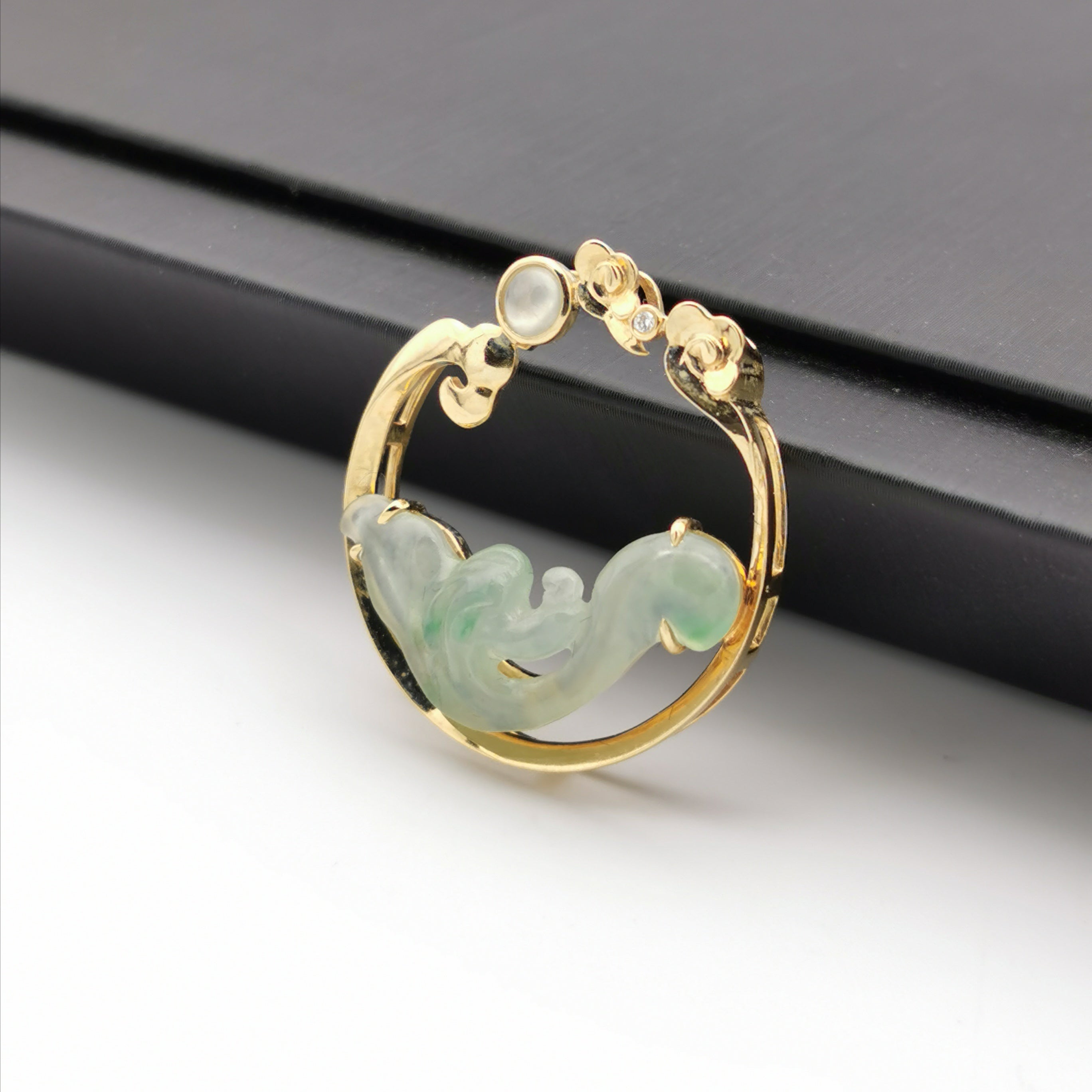 18ct good with ice jade diamond pendant