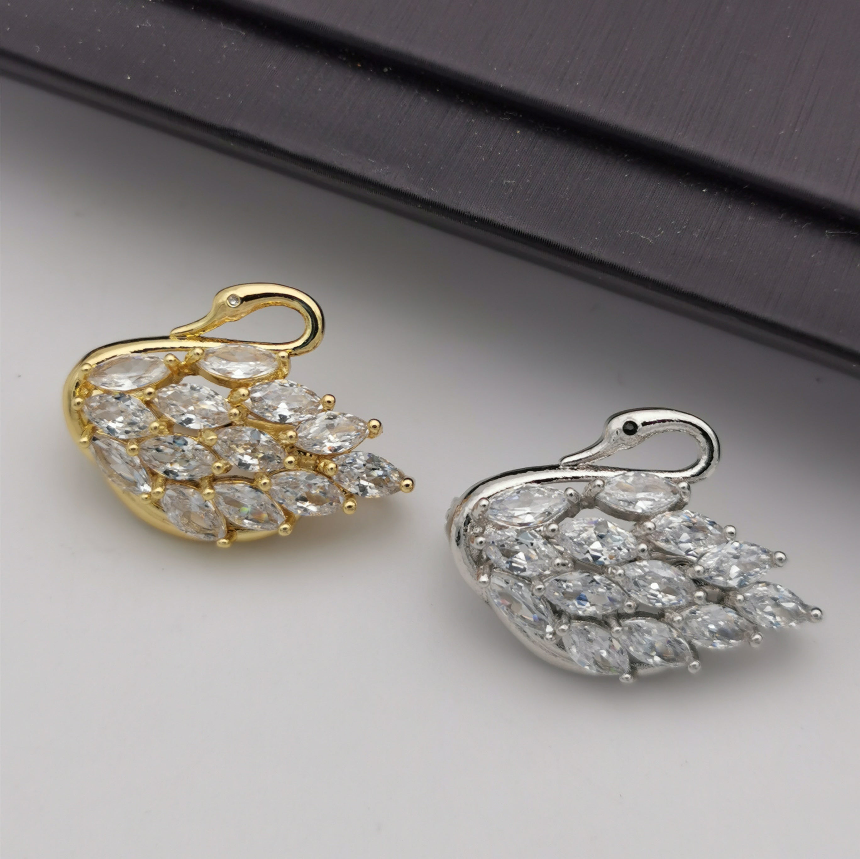 Alloy swan with cubic zircon clasp