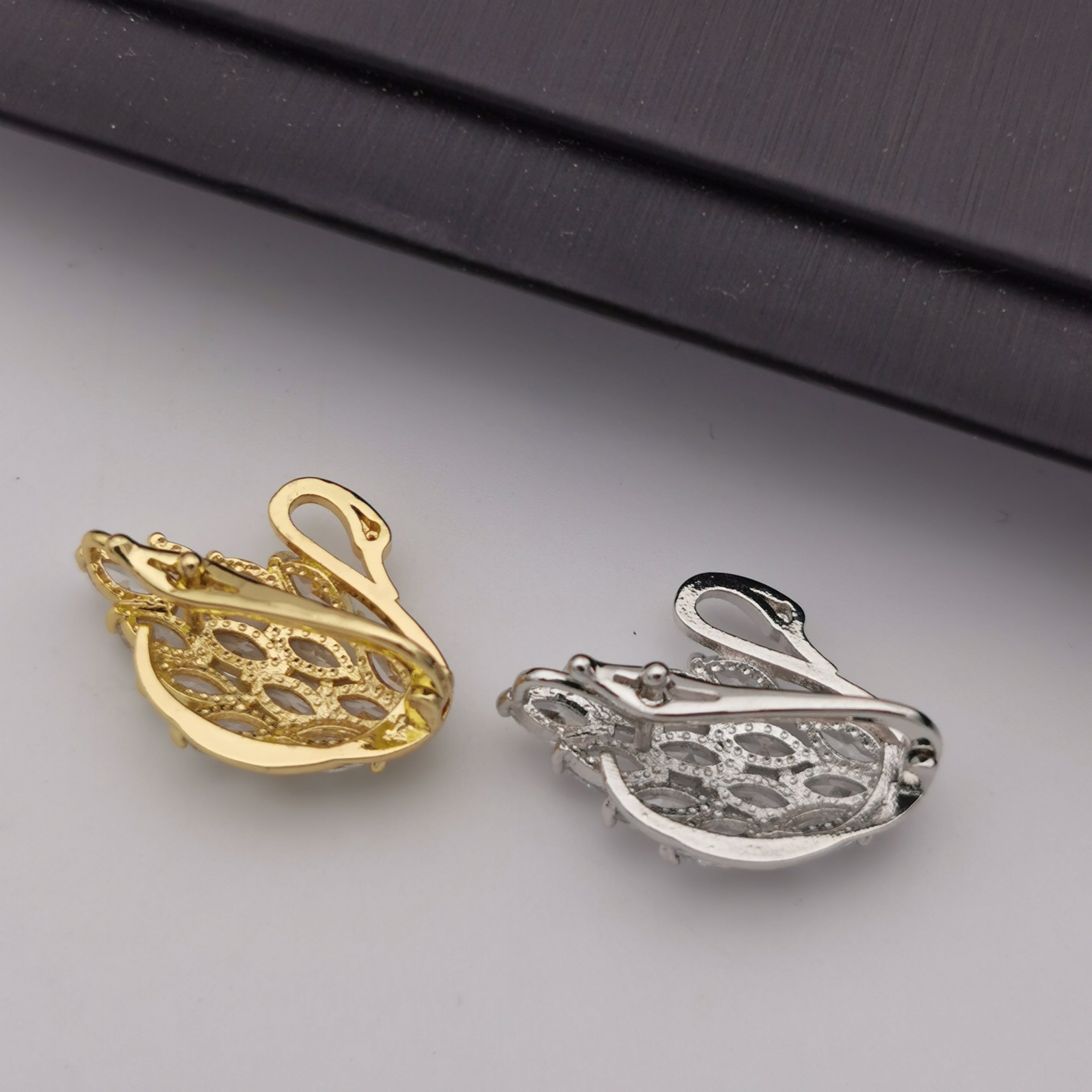 Alloy swan with cubic zircon clasp