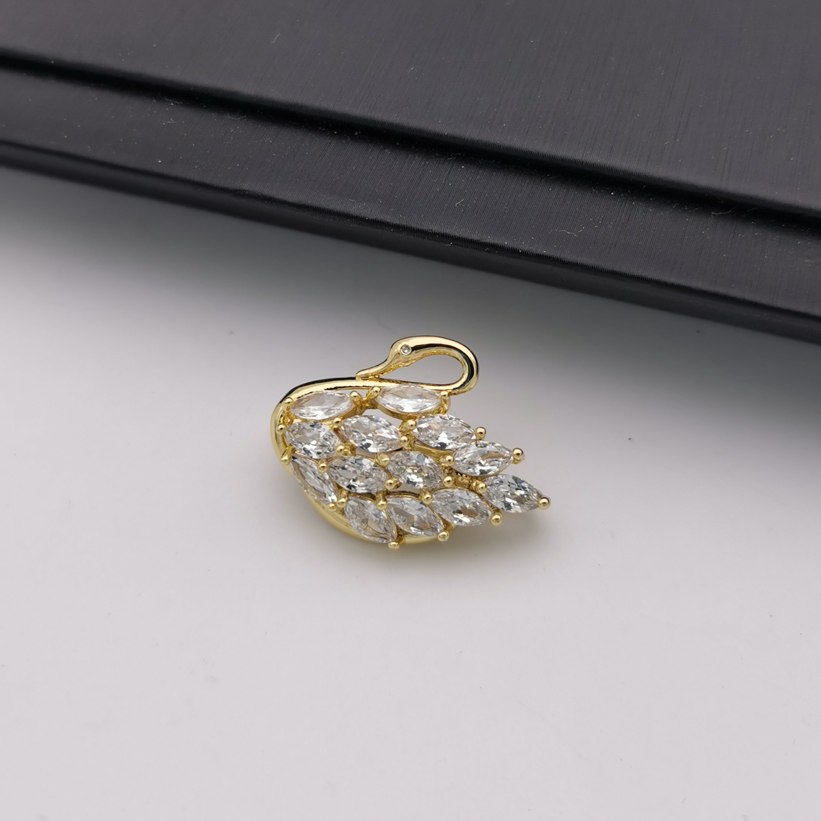 Alloy swan with cubic zircon clasp