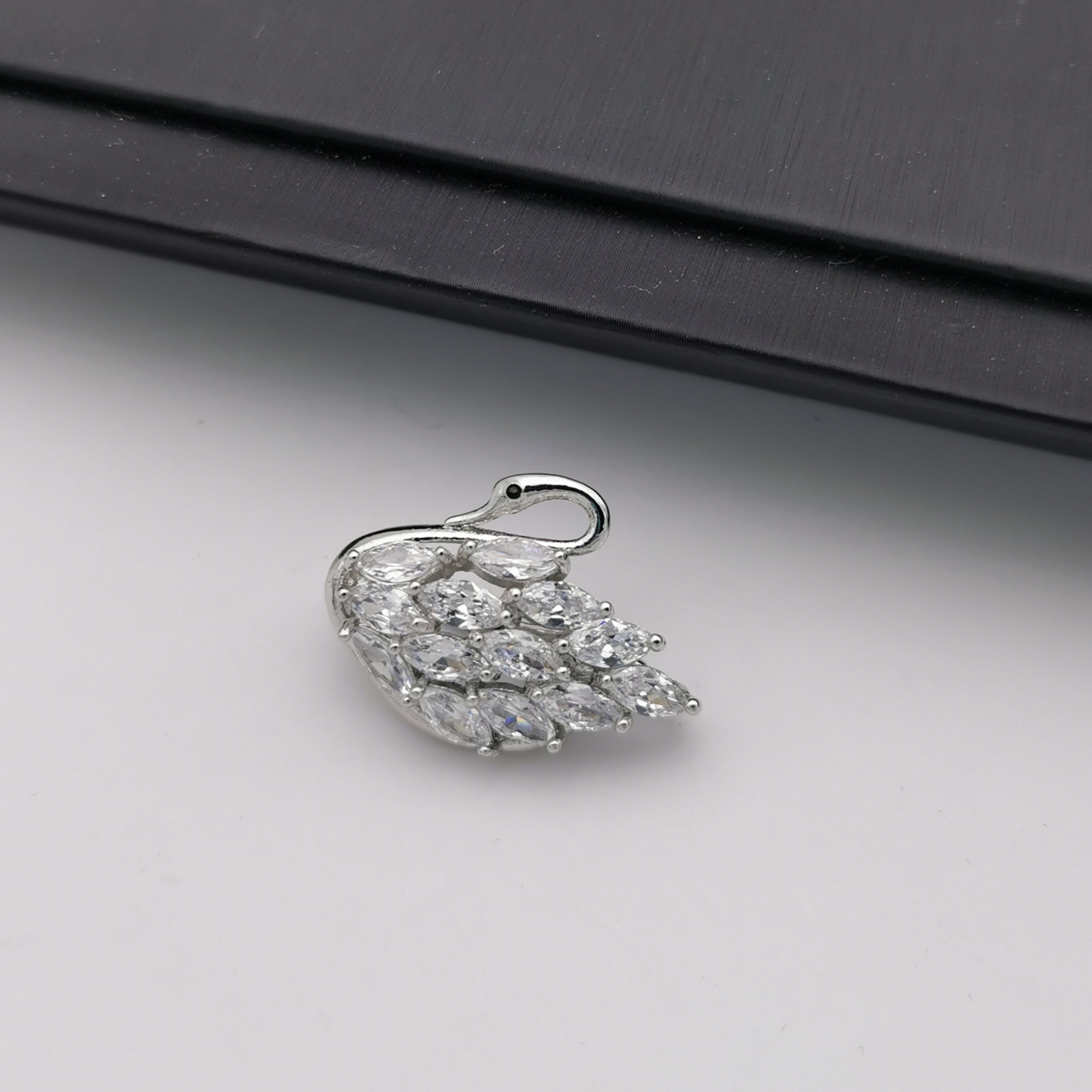 Alloy swan with cubic zircon clasp