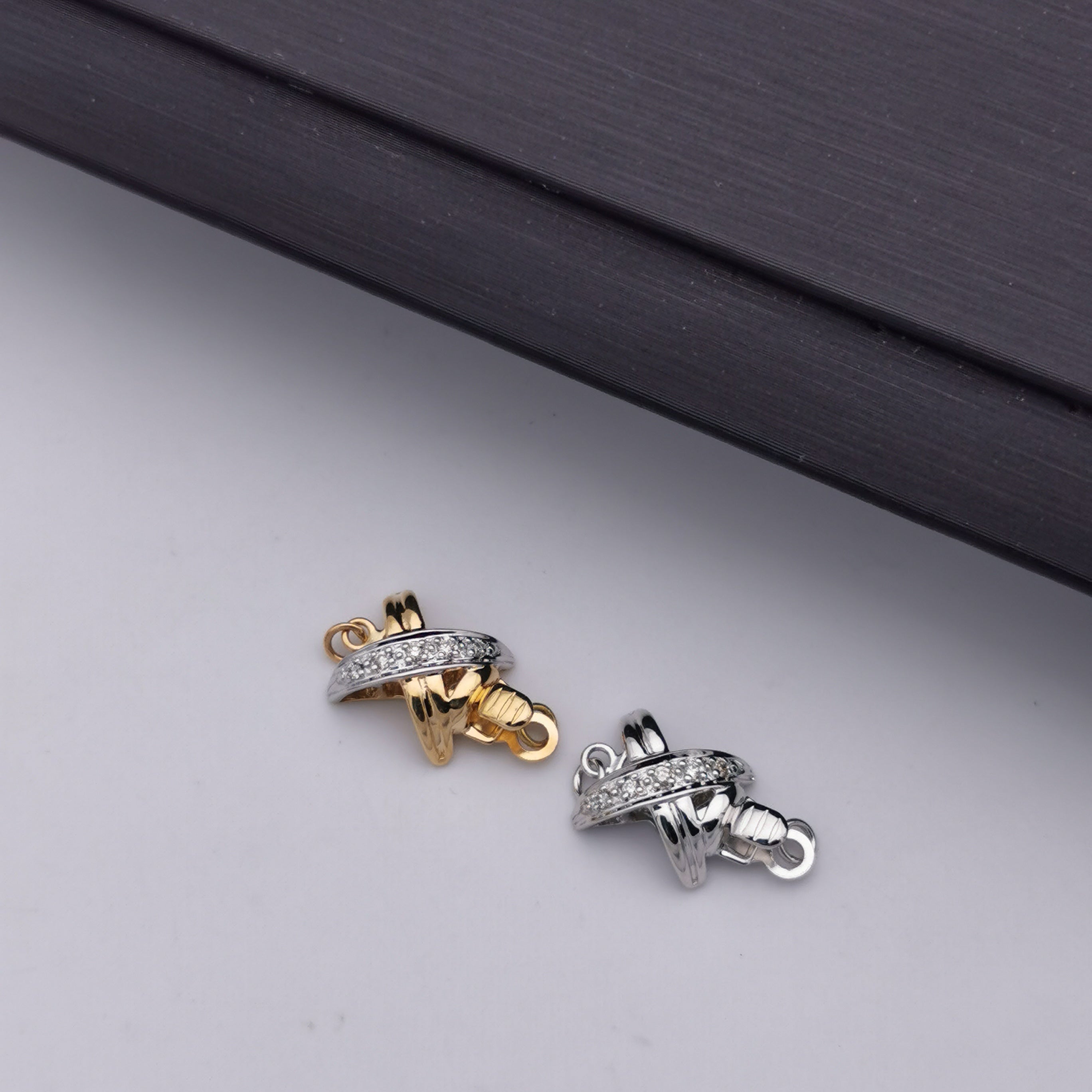 18K white gold/yellow gold with diamond clasp