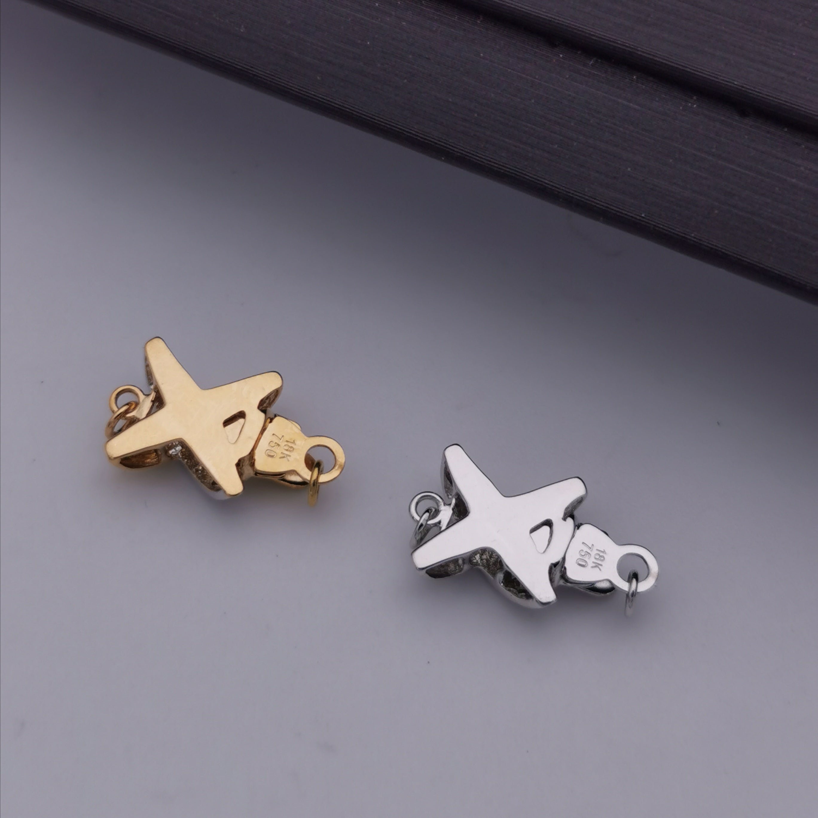18K white gold/yellow gold with diamond clasp