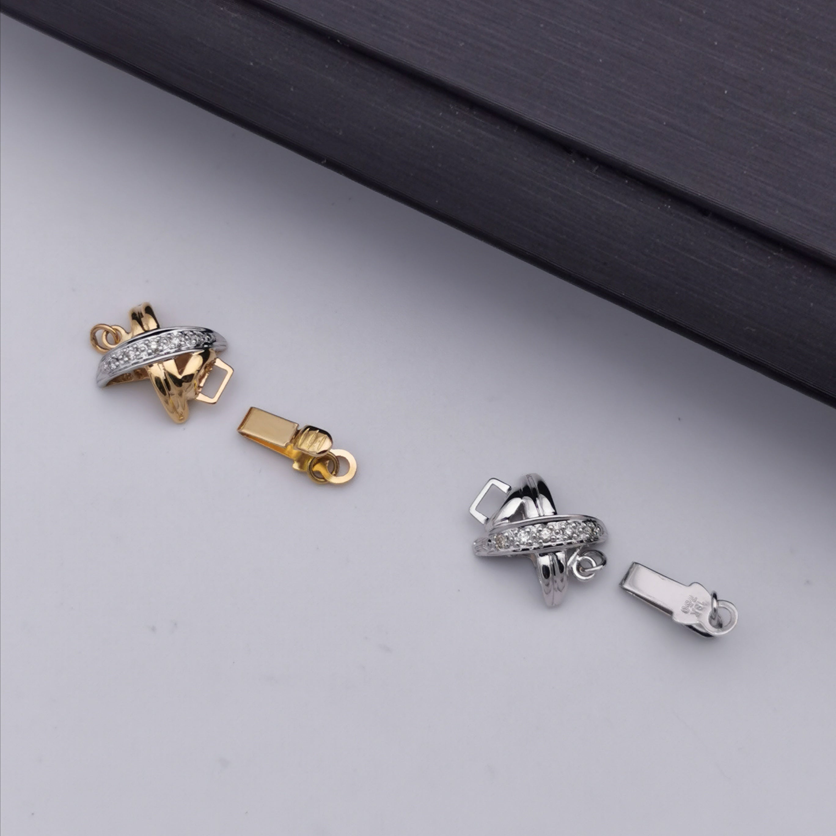 18K white gold/yellow gold with diamond clasp