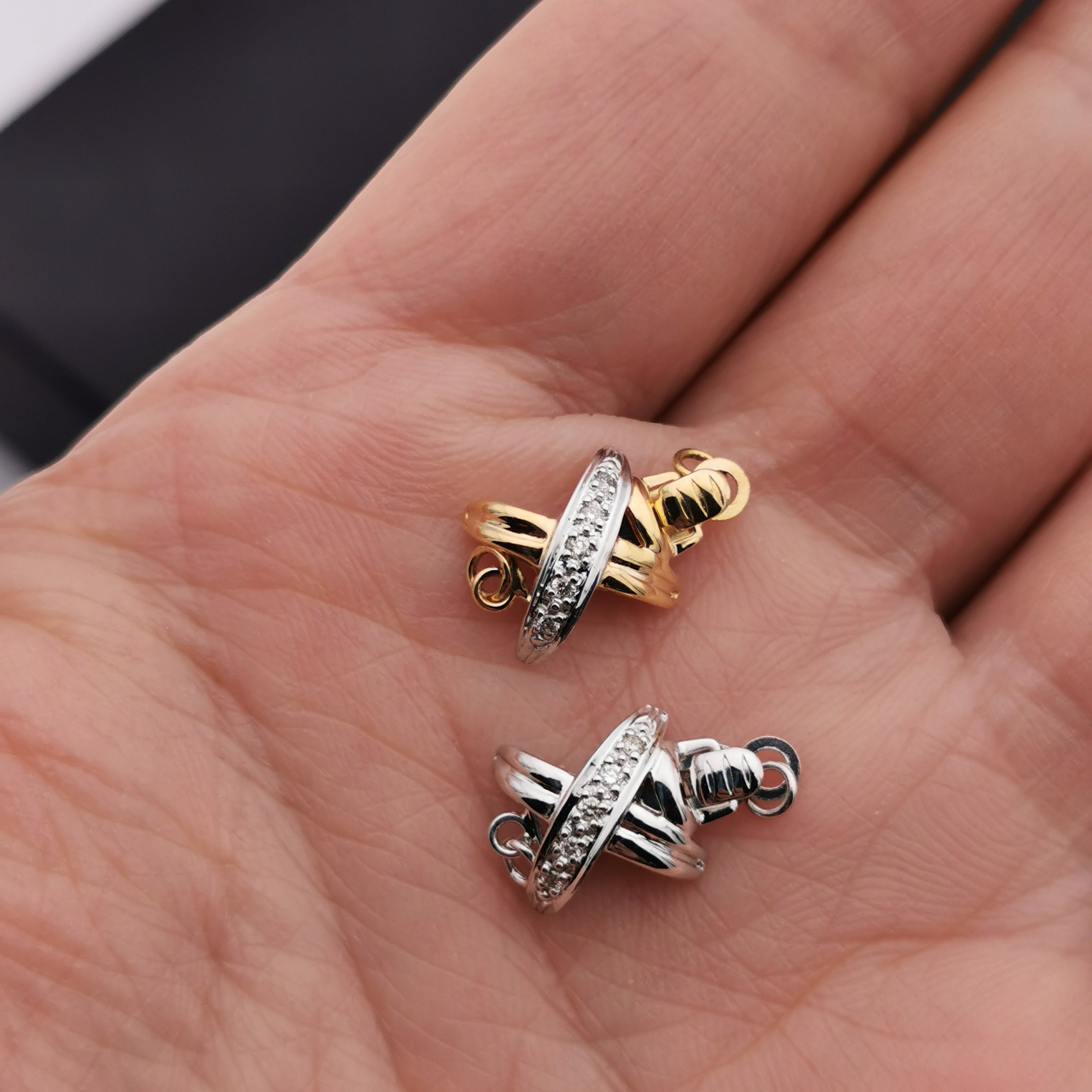 18K white gold/yellow gold with diamond clasp