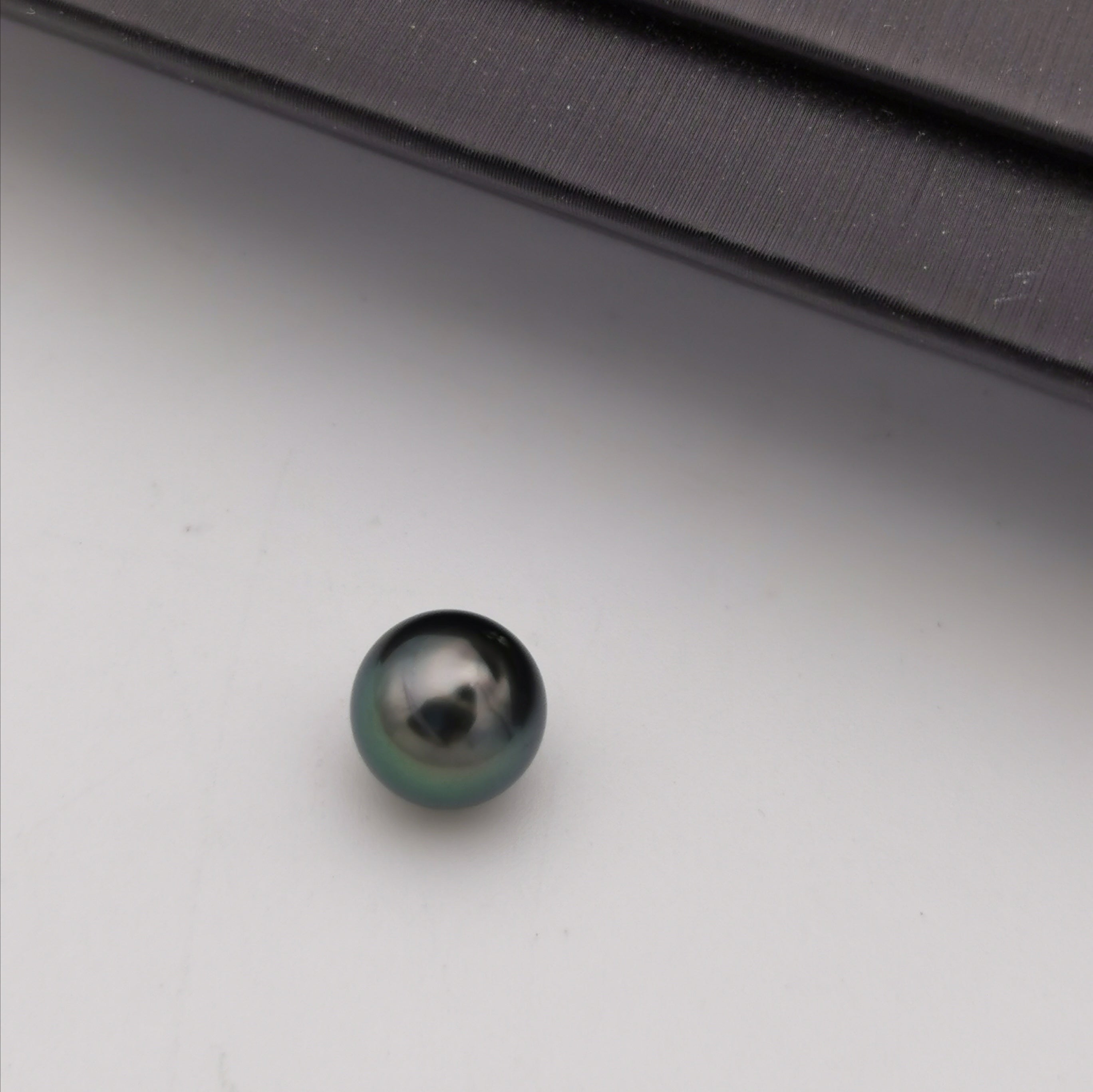 8.05 mm genuine round shape peacock Tahitian loose pearl
