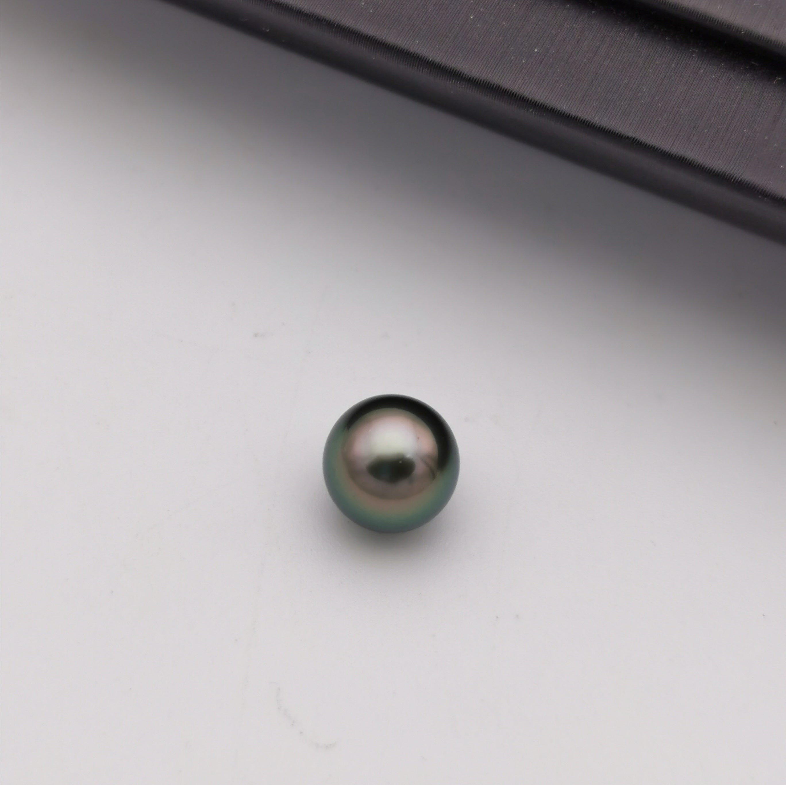 8.05 mm genuine round shape peacock Tahitian loose pearl