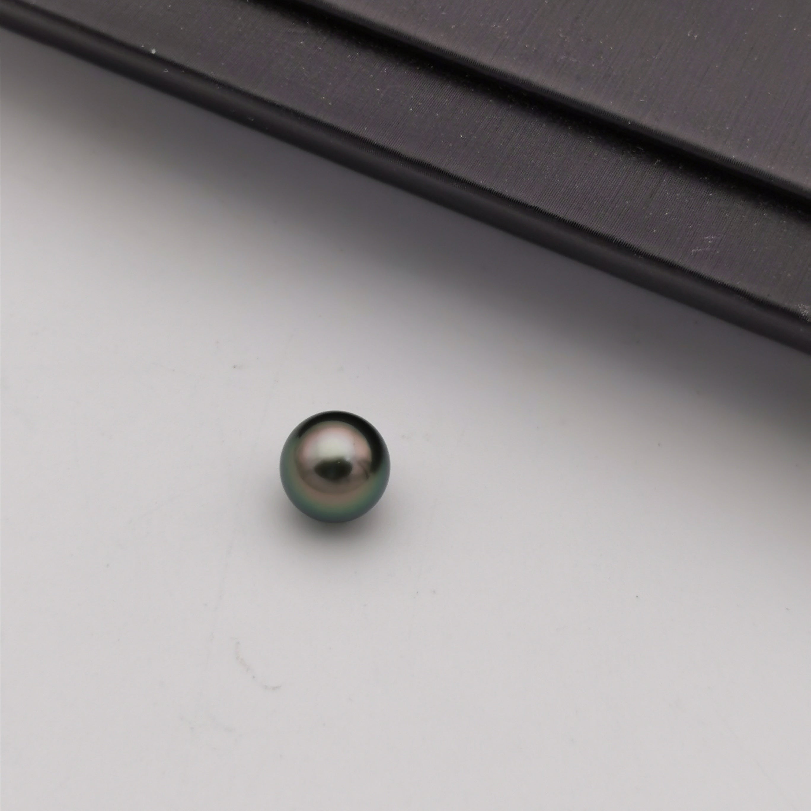 8.05 mm genuine round shape peacock Tahitian loose pearl