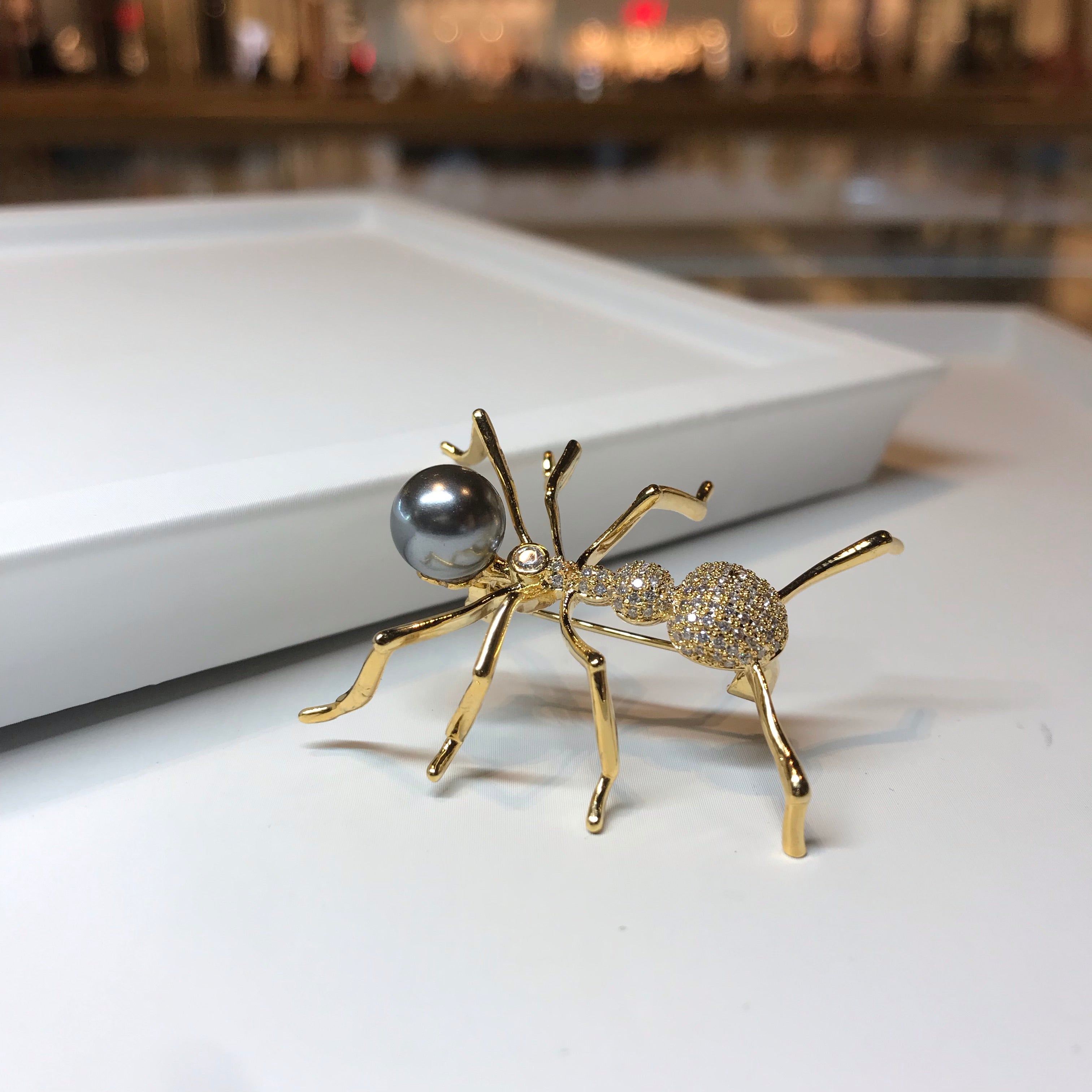 Sea shell pearl ant brooch