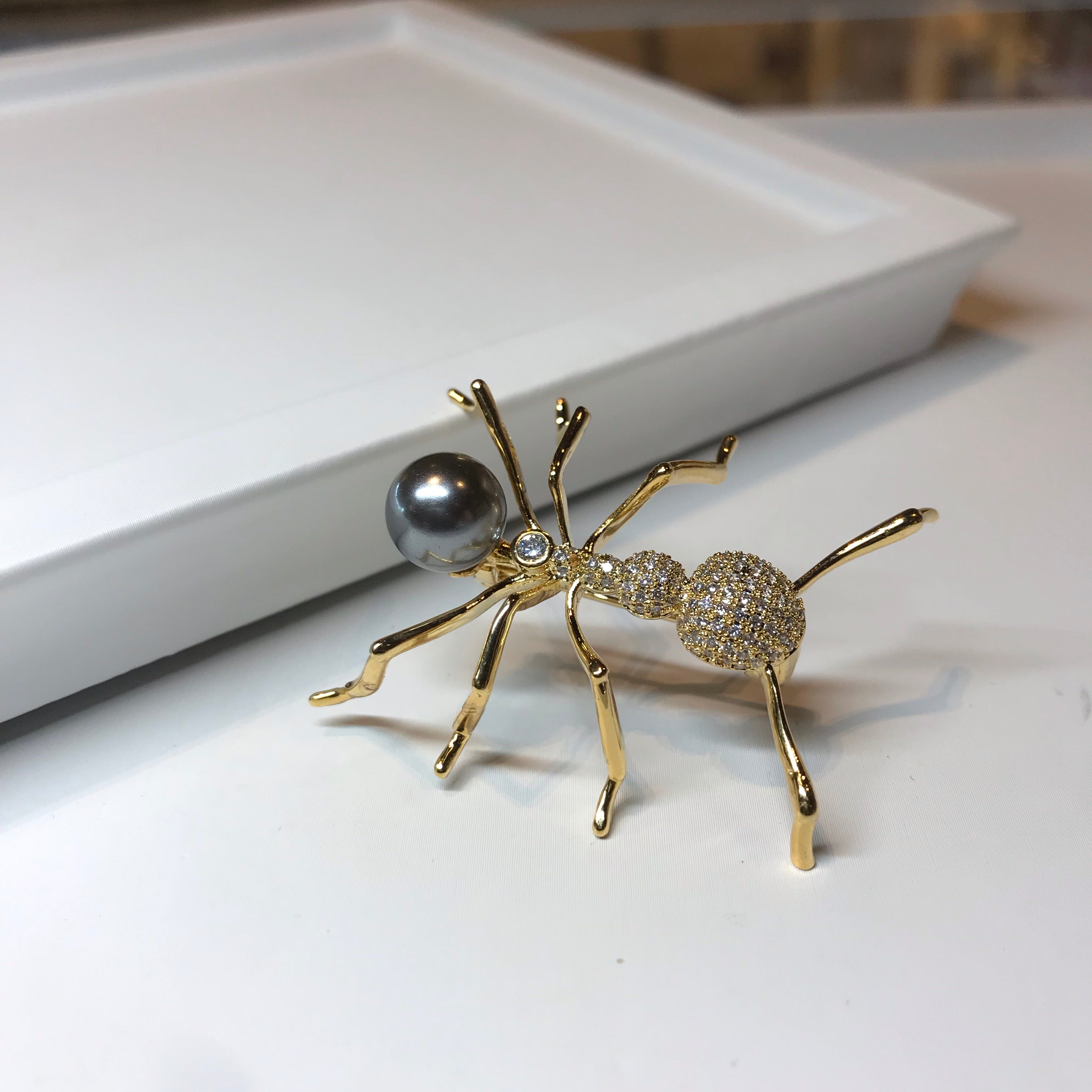 Sea shell pearl ant brooch