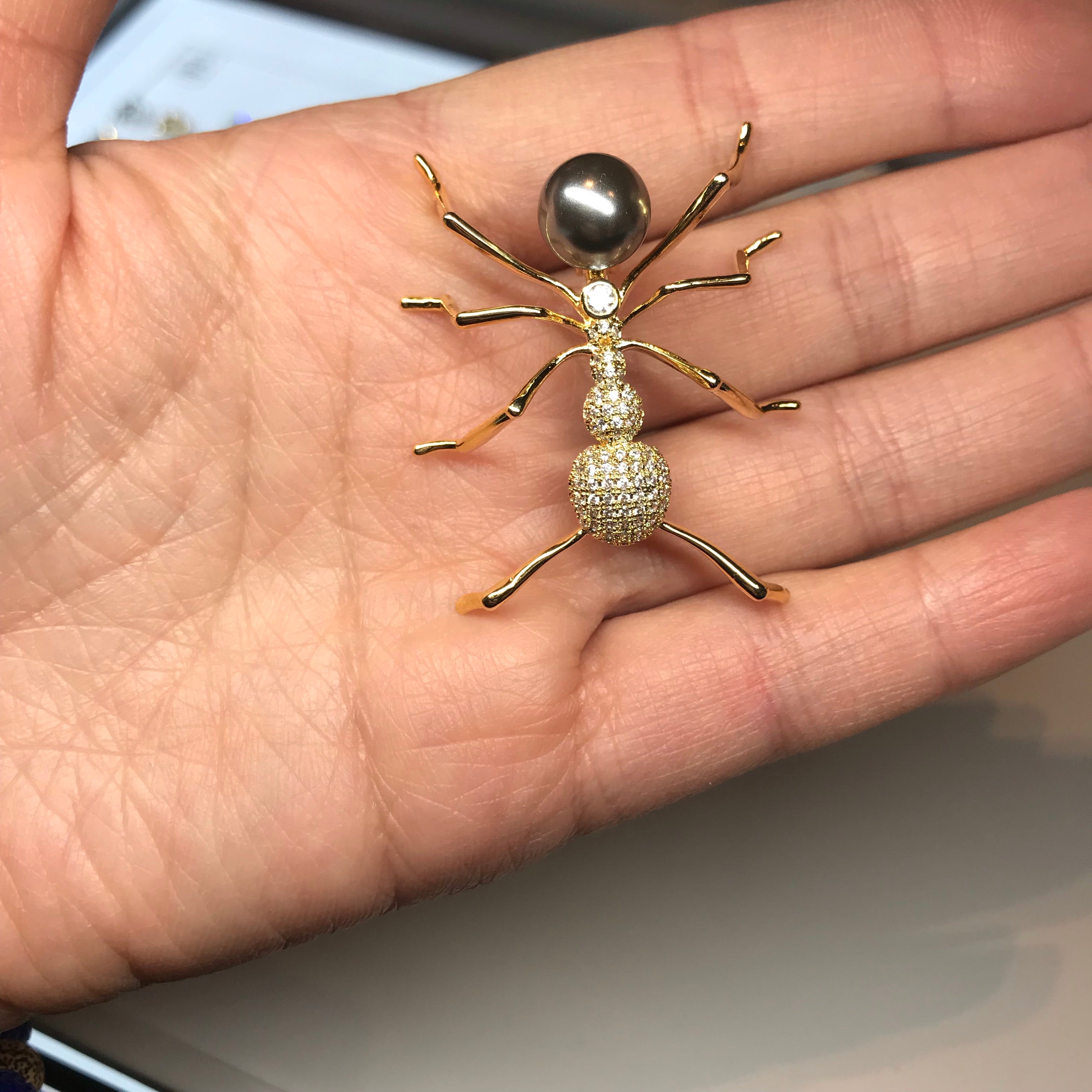 Sea shell pearl ant brooch