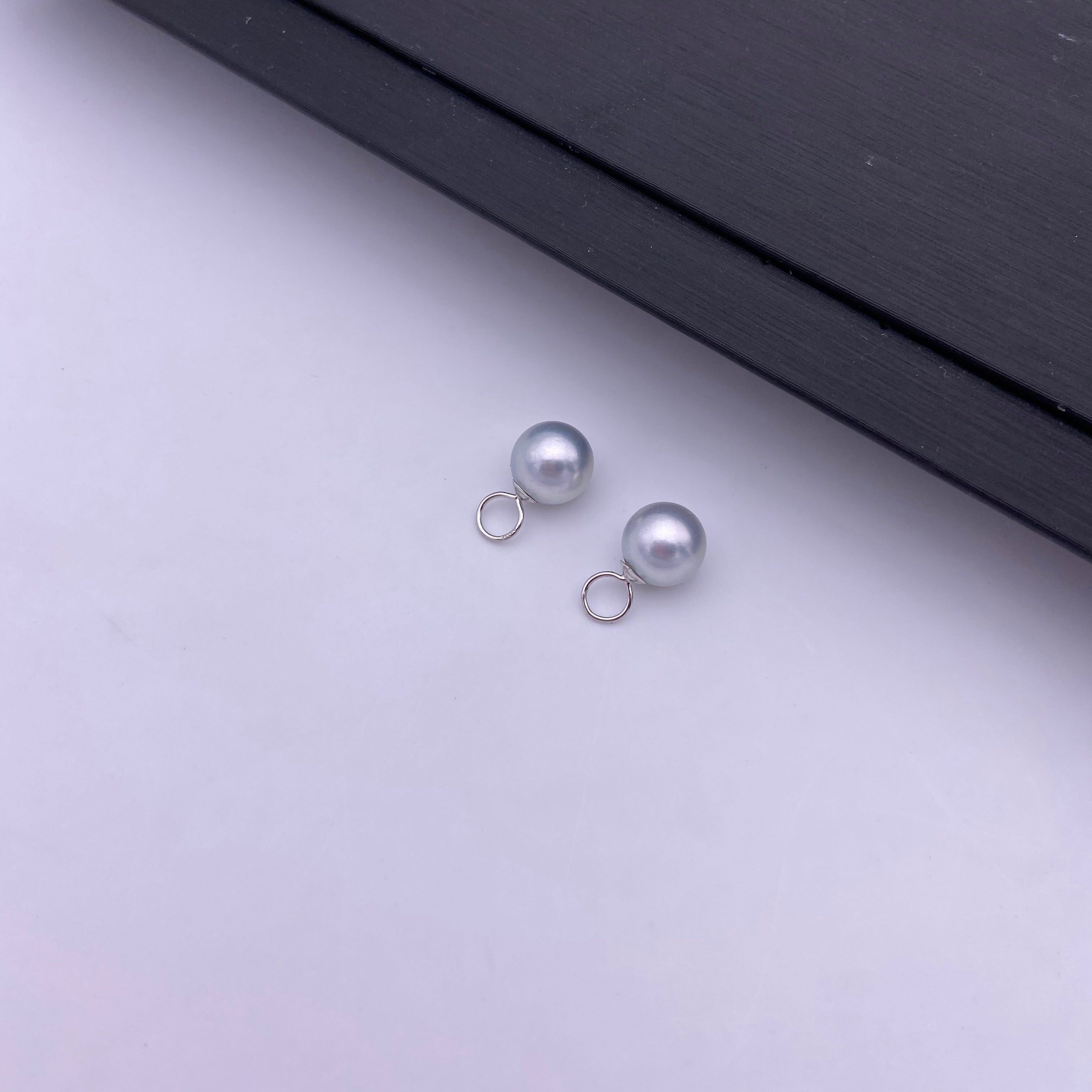 Customised 18k white gold ring with Tahitian pearl earrings