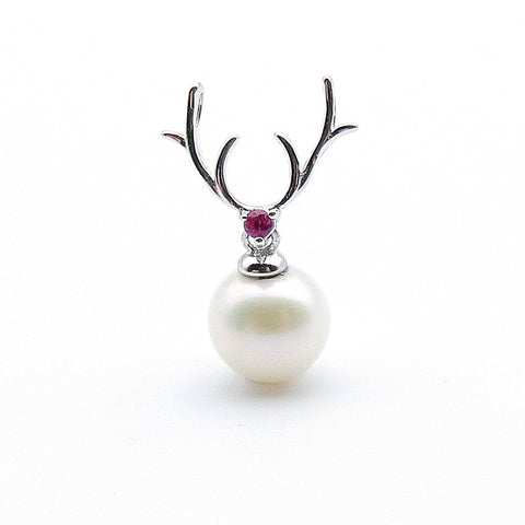 Sterling silver deer shape with freshwater pearl pendant
