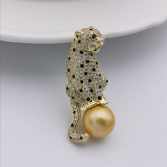 Leopard with 14.8mm gold freshwater pearl brooch/pendant