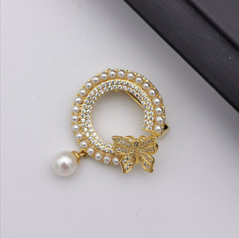 Little delicate freshwater pearl brooch