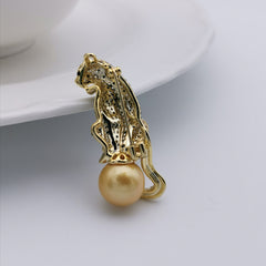 Leopard with 14.8mm gold freshwater pearl brooch/pendant