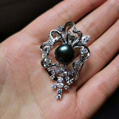 Elegant freshwater pearl brooch/pendant